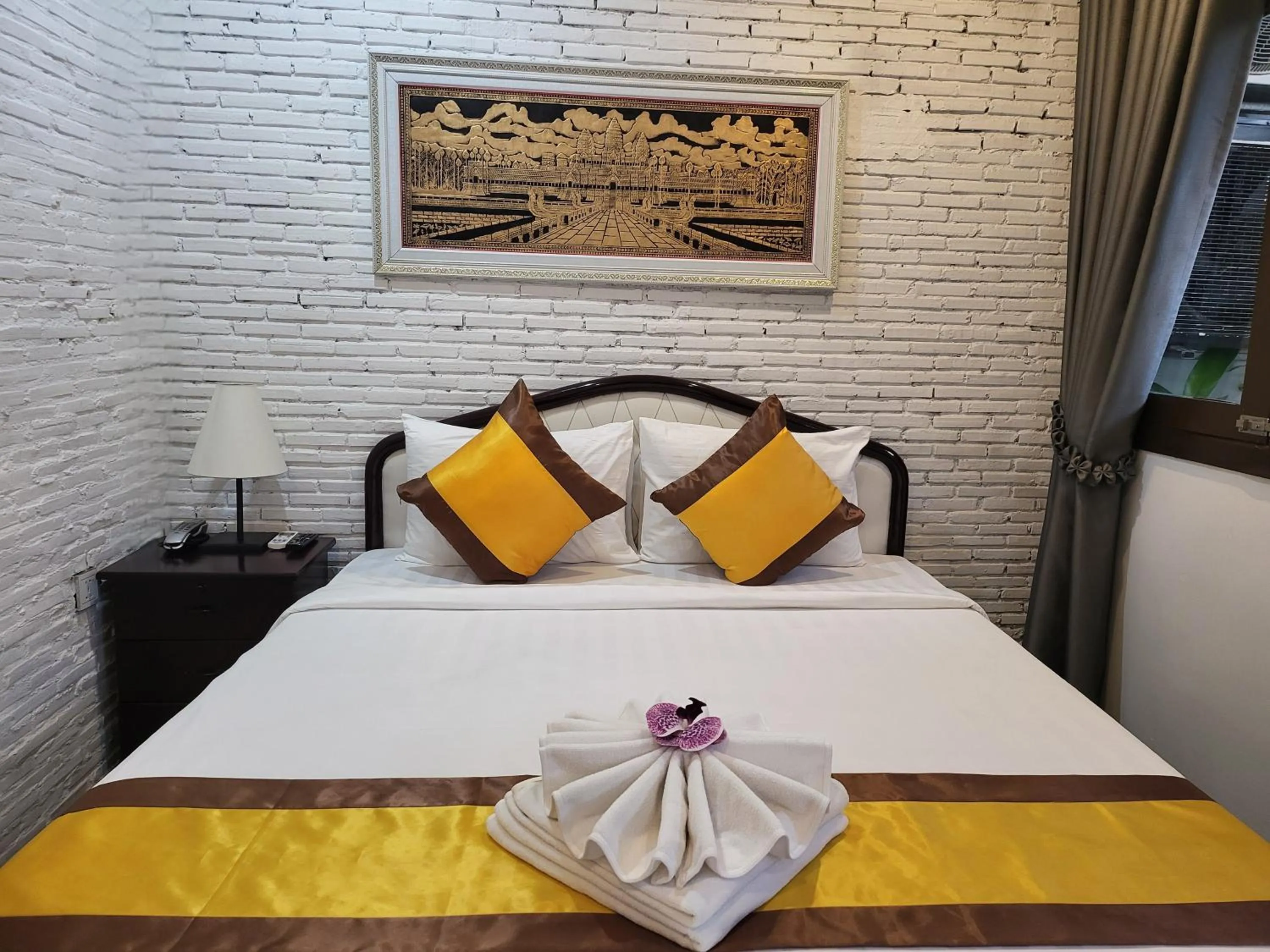 Bed in Sun Chakra Boutique Hotel - 50m to Museum & Royal Palace & Walking street