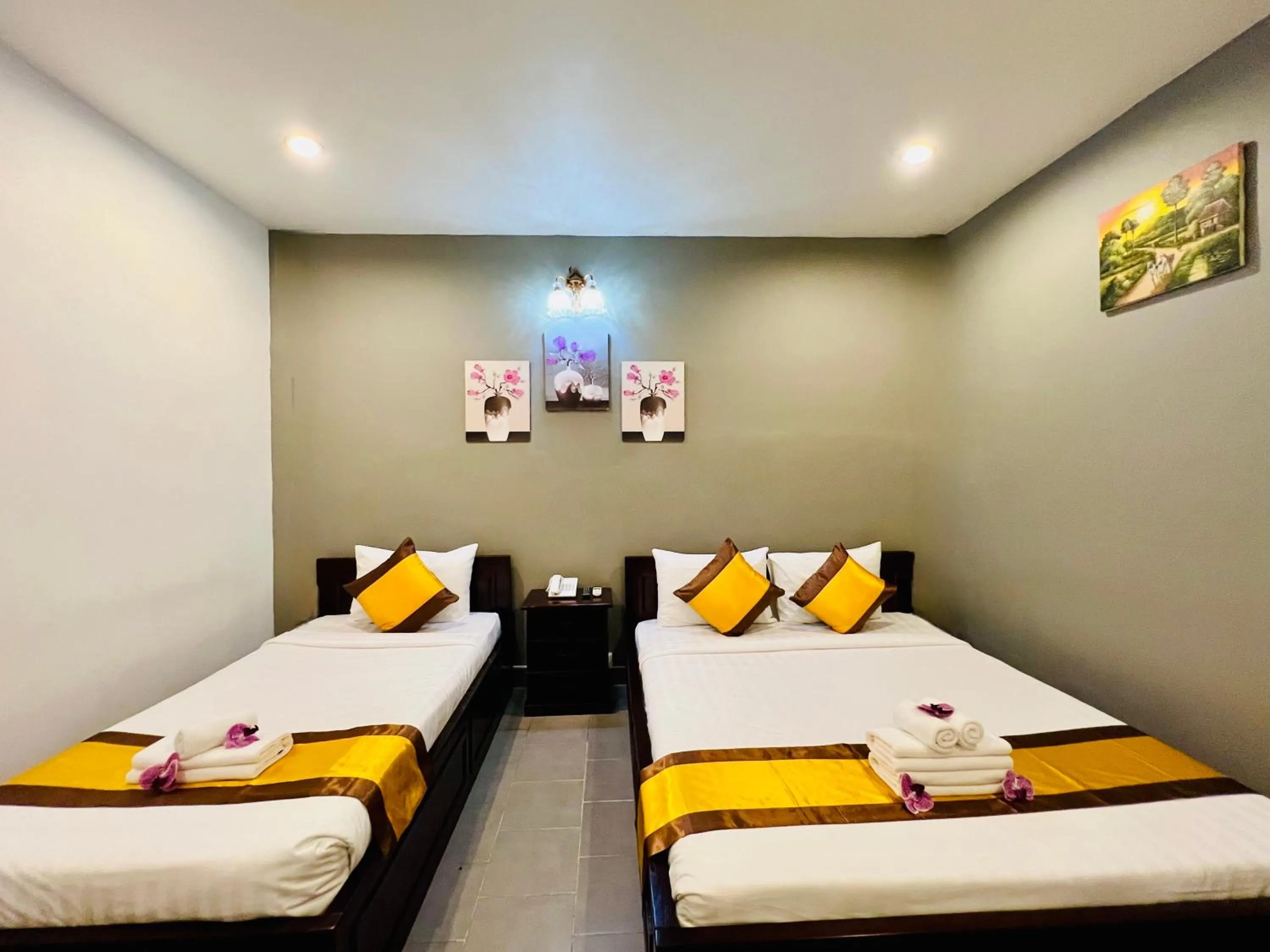 Bed in Sun Chakra Boutique Hotel - 50m to Museum & Royal Palace & Walking street