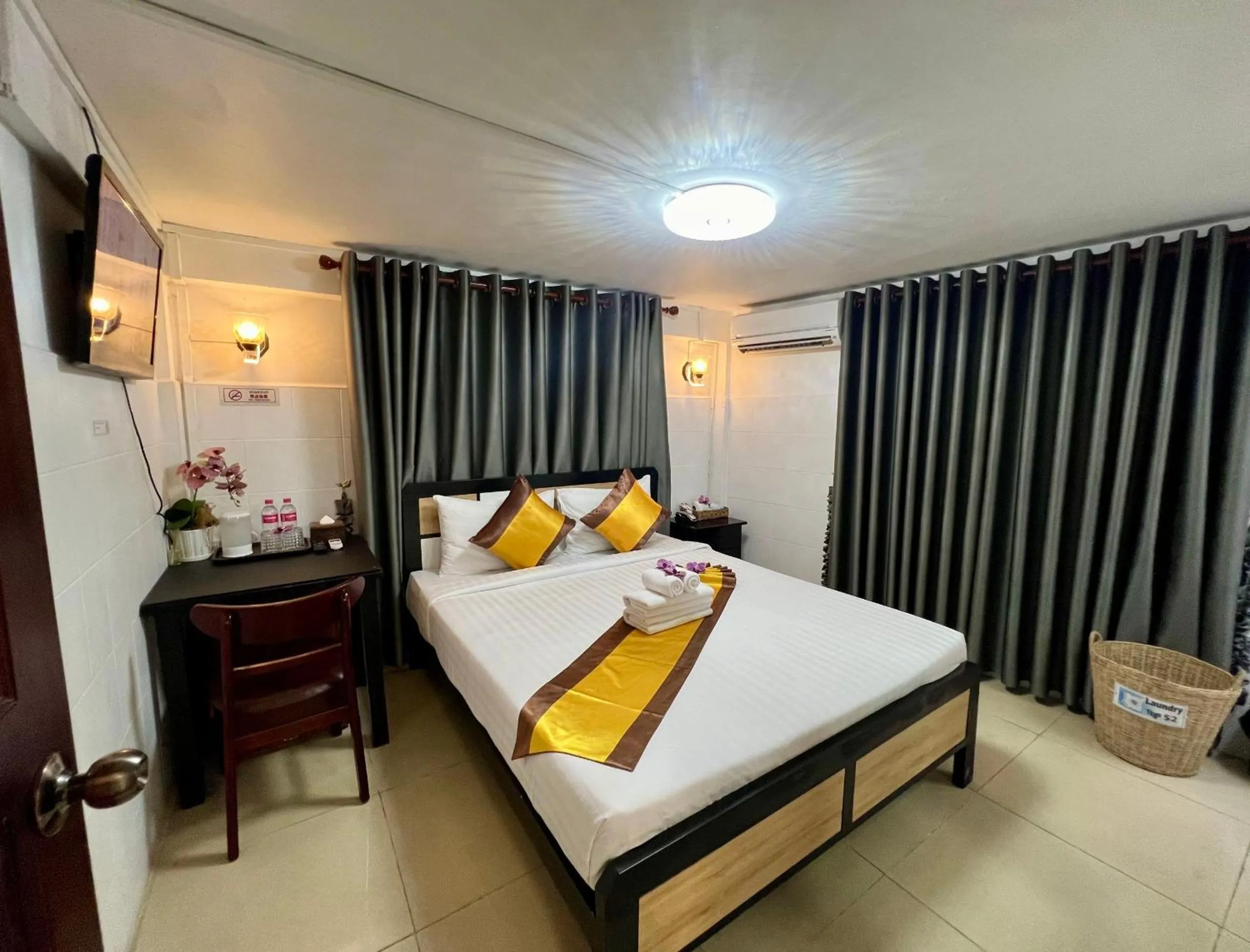 Bed in Sun Chakra Boutique Hotel - 50m to Museum & Royal Palace & Walking street