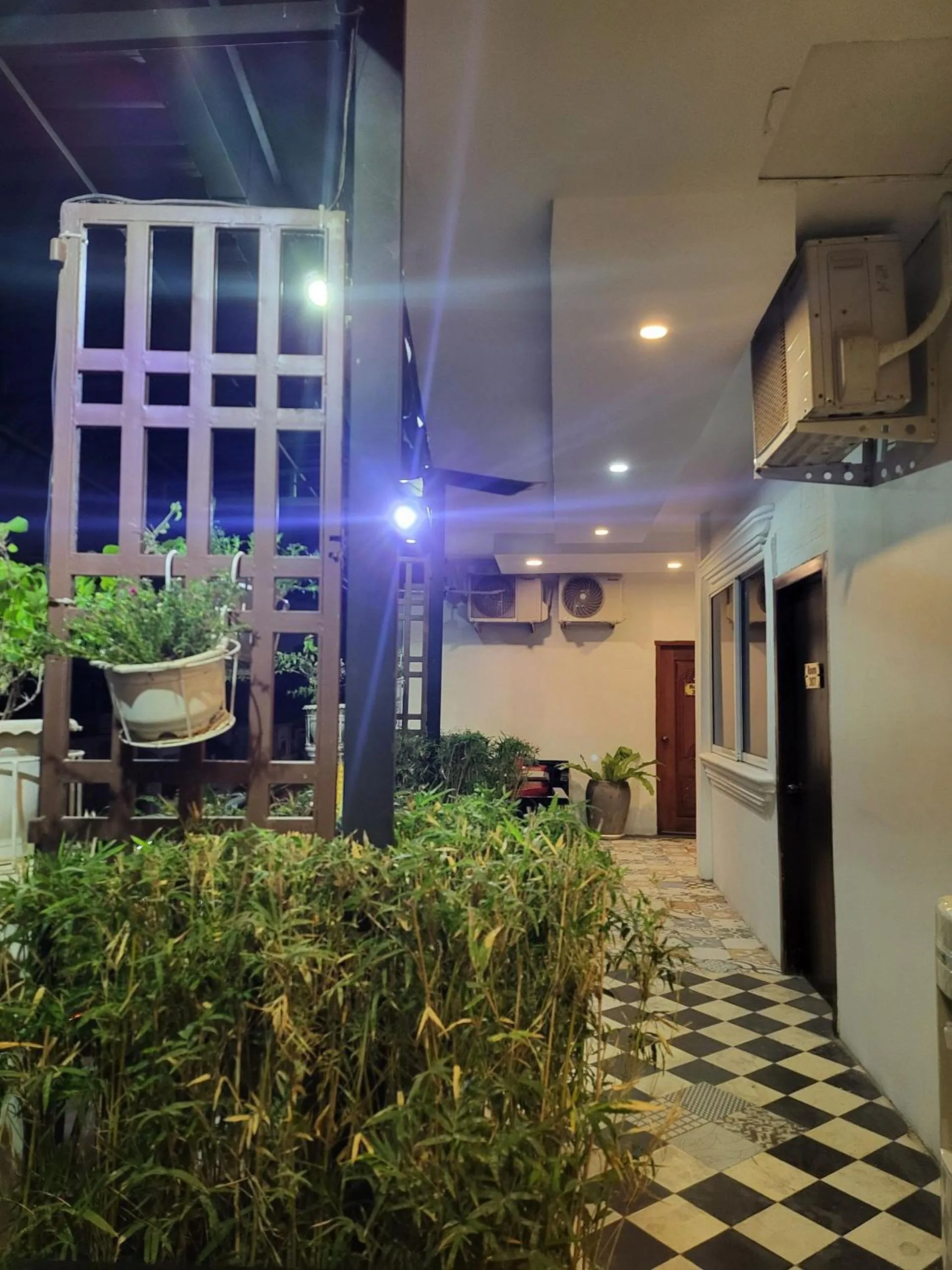 Garden in Sun Chakra Boutique Hotel - 50m to Museum & Royal Palace & Walking street