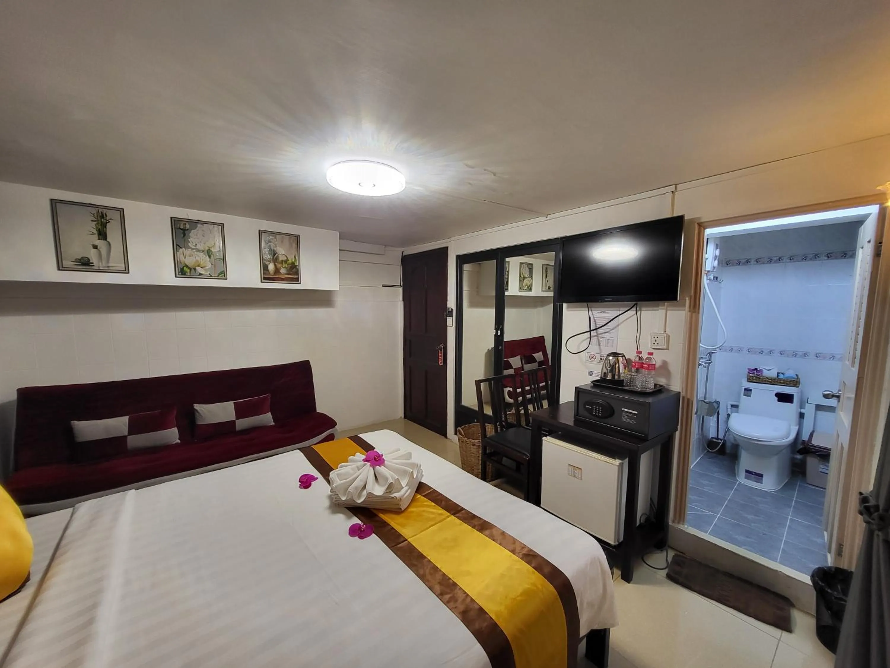 Bed in Sun Chakra Boutique Hotel - 50m to Museum & Royal Palace & Walking street