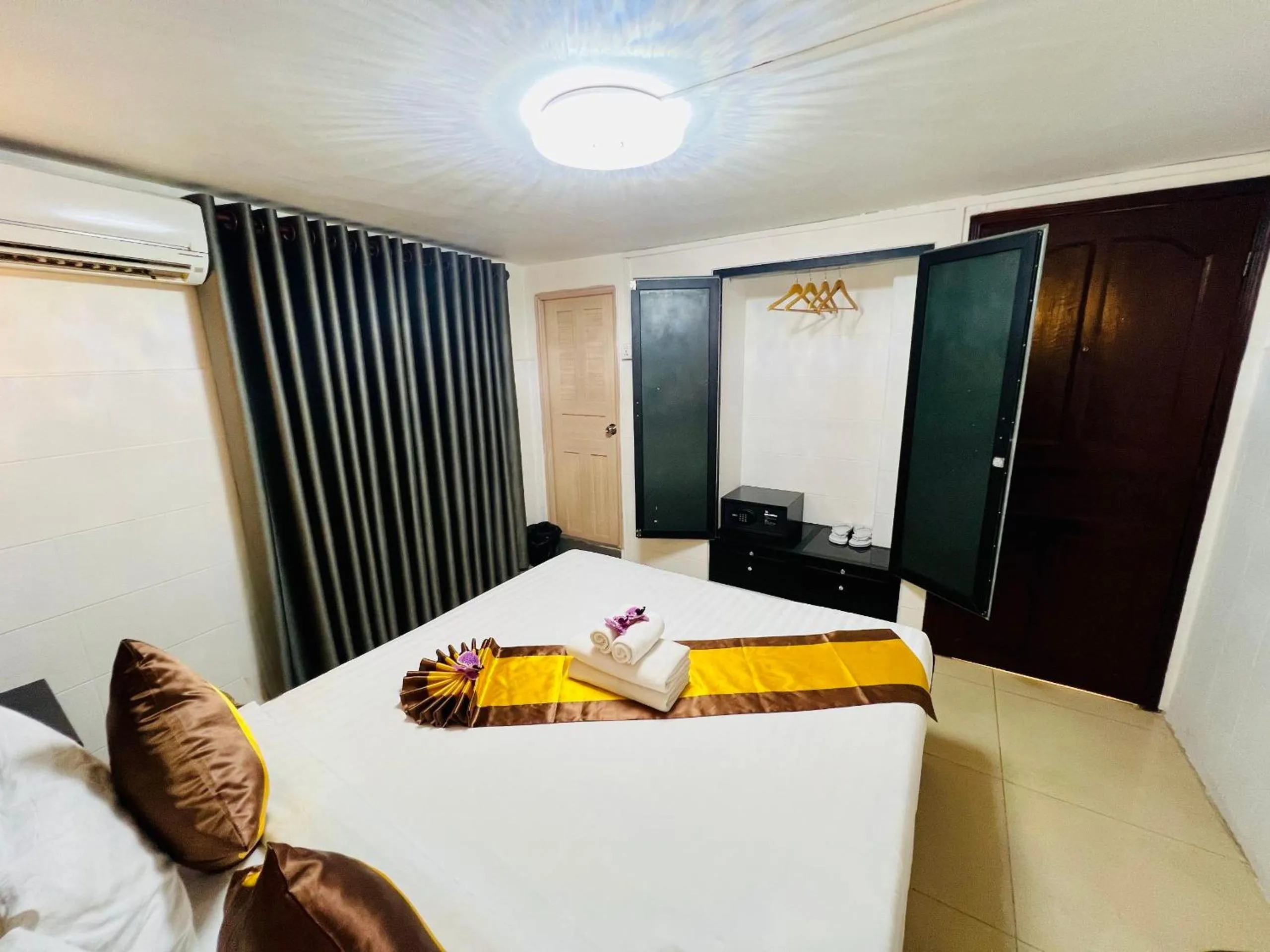 Bed in Sun Chakra Boutique Hotel - 50m to Museum & Royal Palace & Walking street