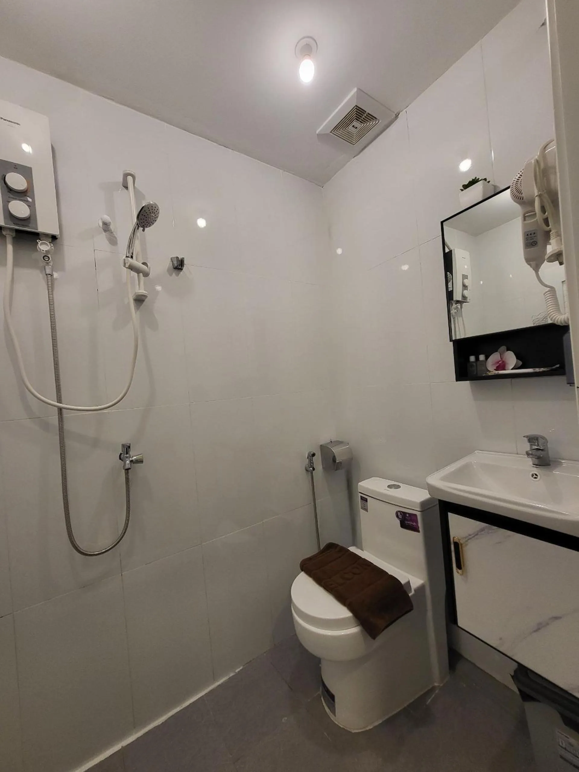 Shower in Sun Chakra Boutique Hotel - 50m to Museum & Royal Palace & Walking street
