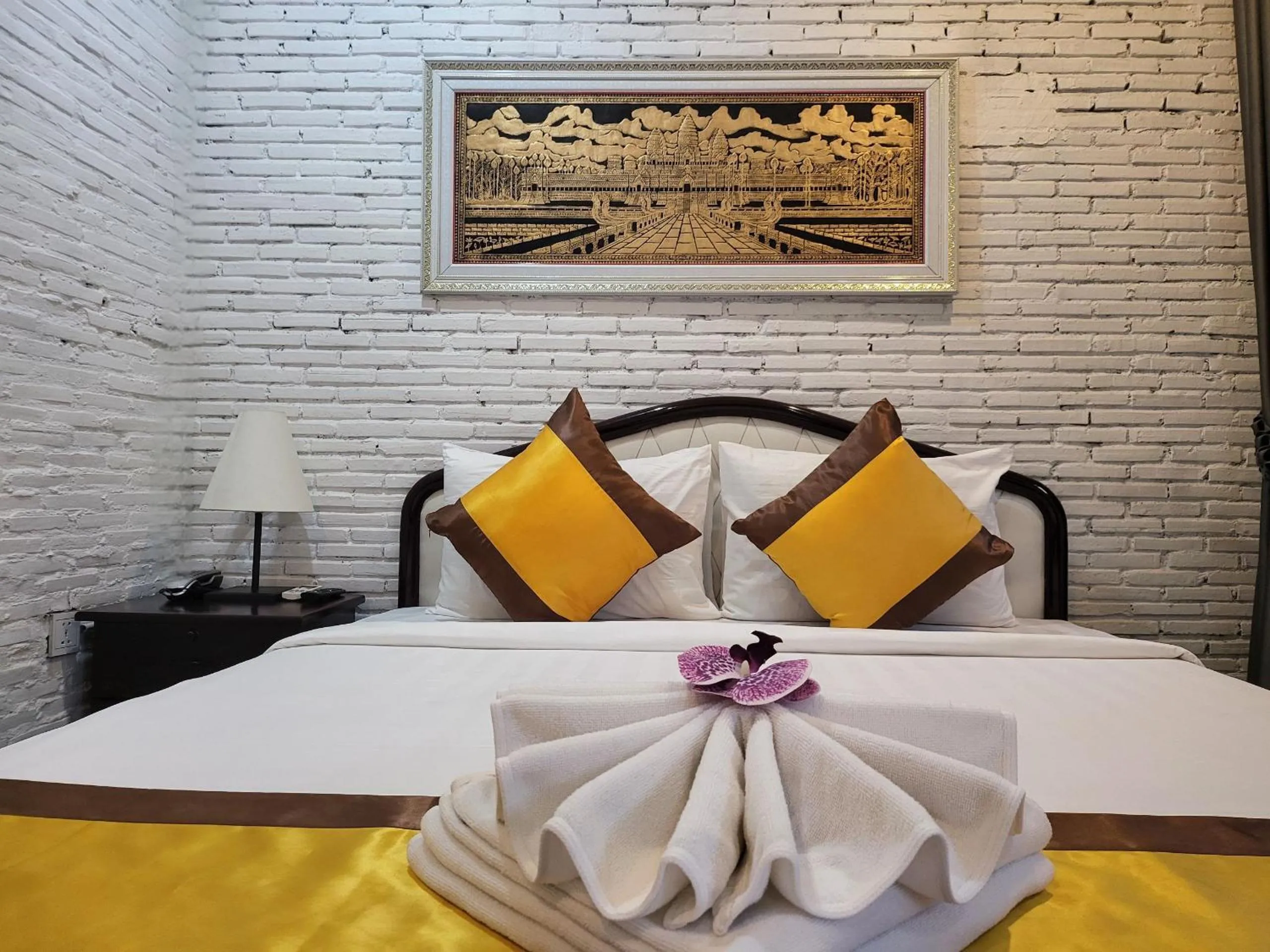 Bed in Sun Chakra Boutique Hotel - 50m to Museum & Royal Palace & Walking street