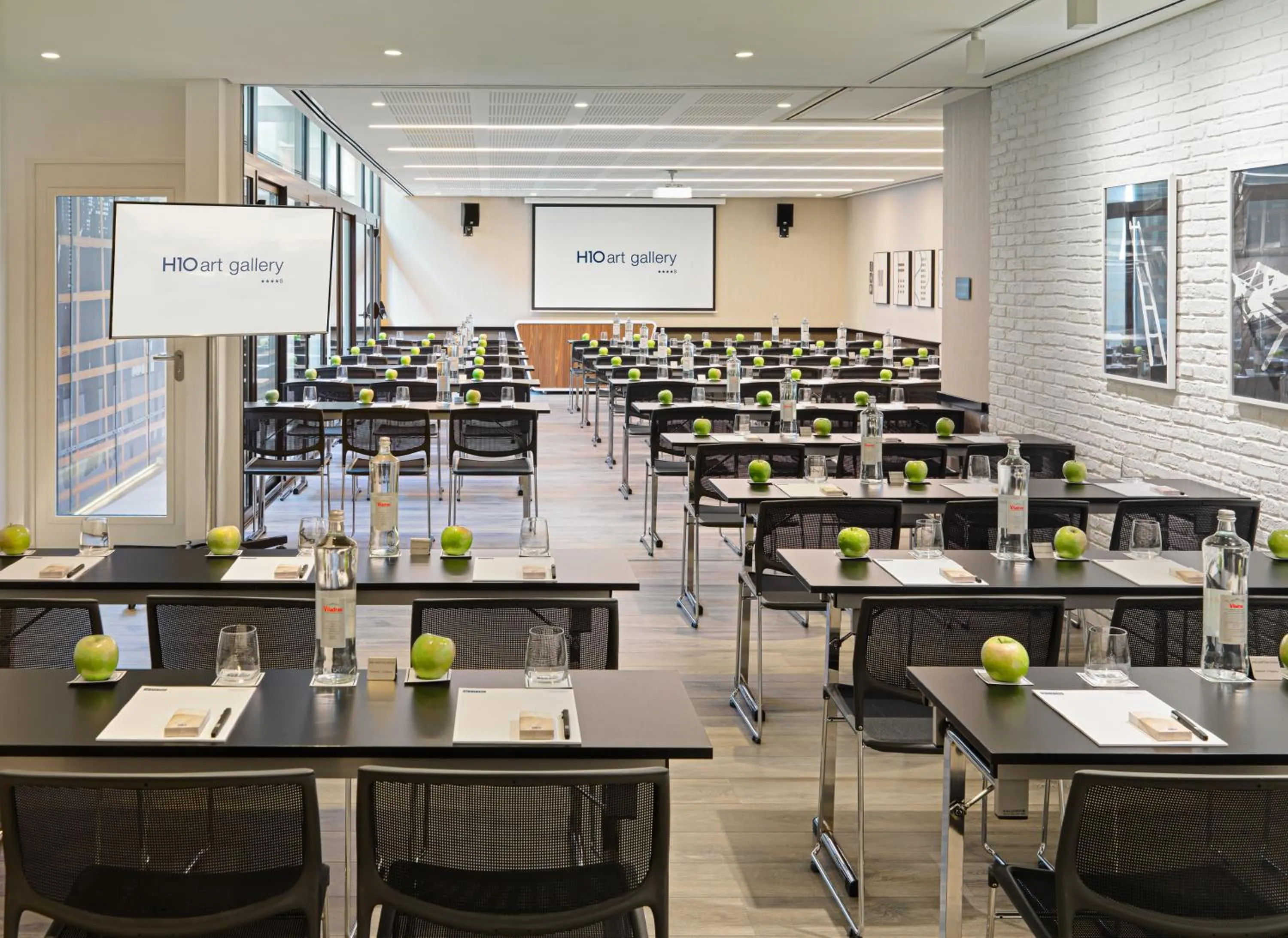 Business facilities in H10 Art Gallery 4* Sup