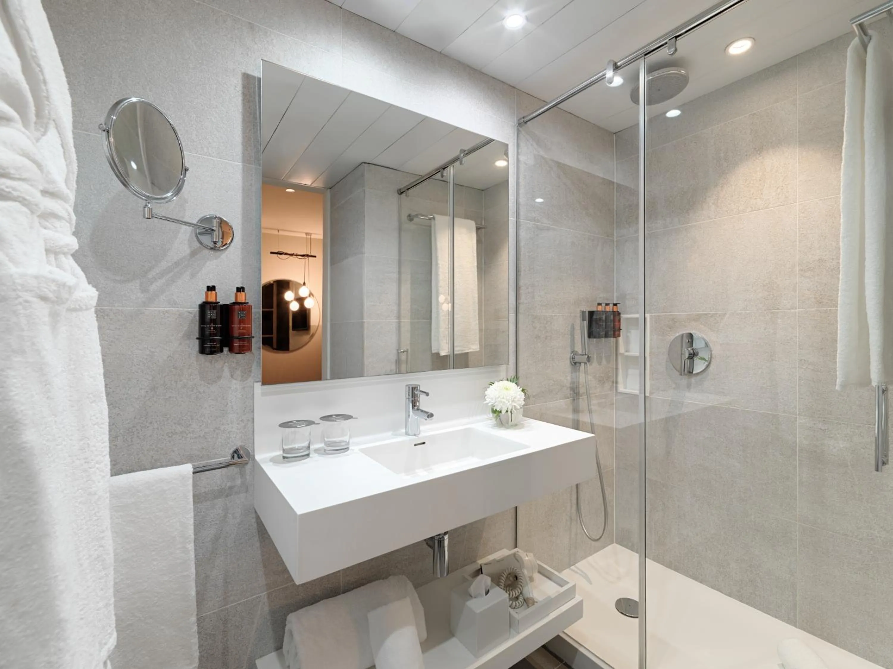 Bathroom in H10 Art Gallery 4* Sup