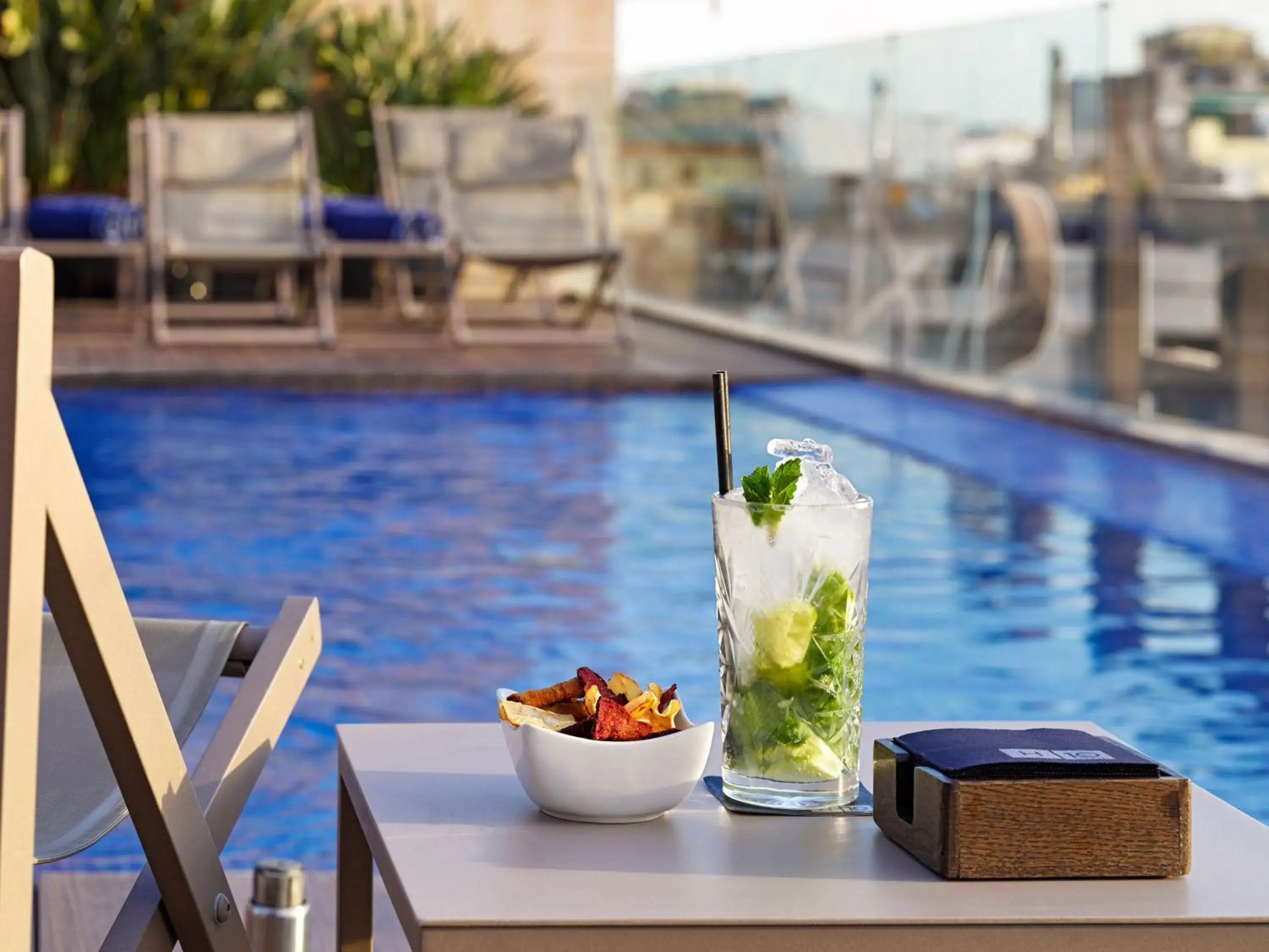 Swimming pool in H10 Art Gallery 4* Sup Swimming pool in H10 Art Gallery 4* Sup