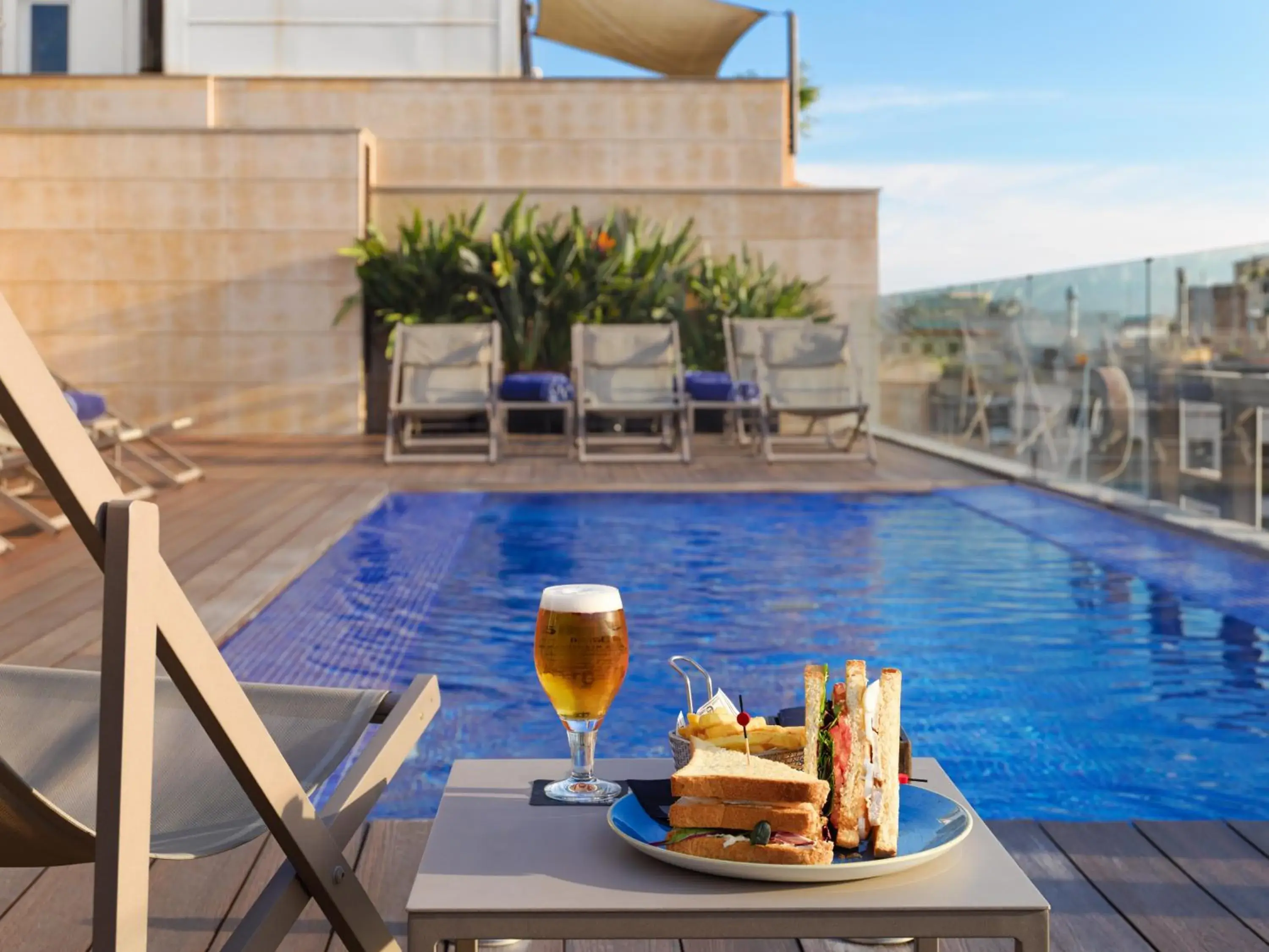 Swimming pool in H10 Art Gallery 4* Sup Swimming pool in H10 Art Gallery 4* Sup