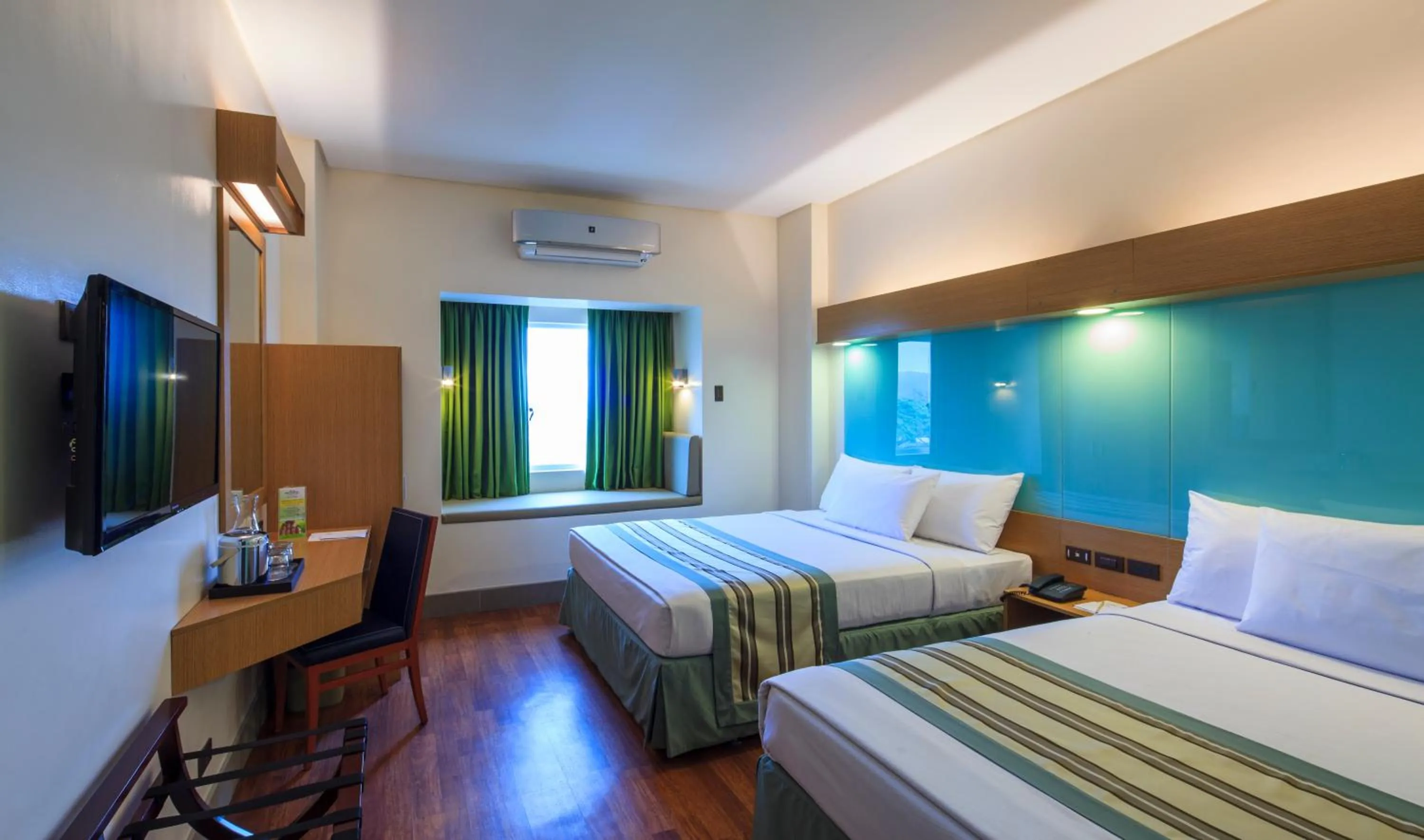 Day, Bed in Microtel by Wyndham South Forbes near Nuvali