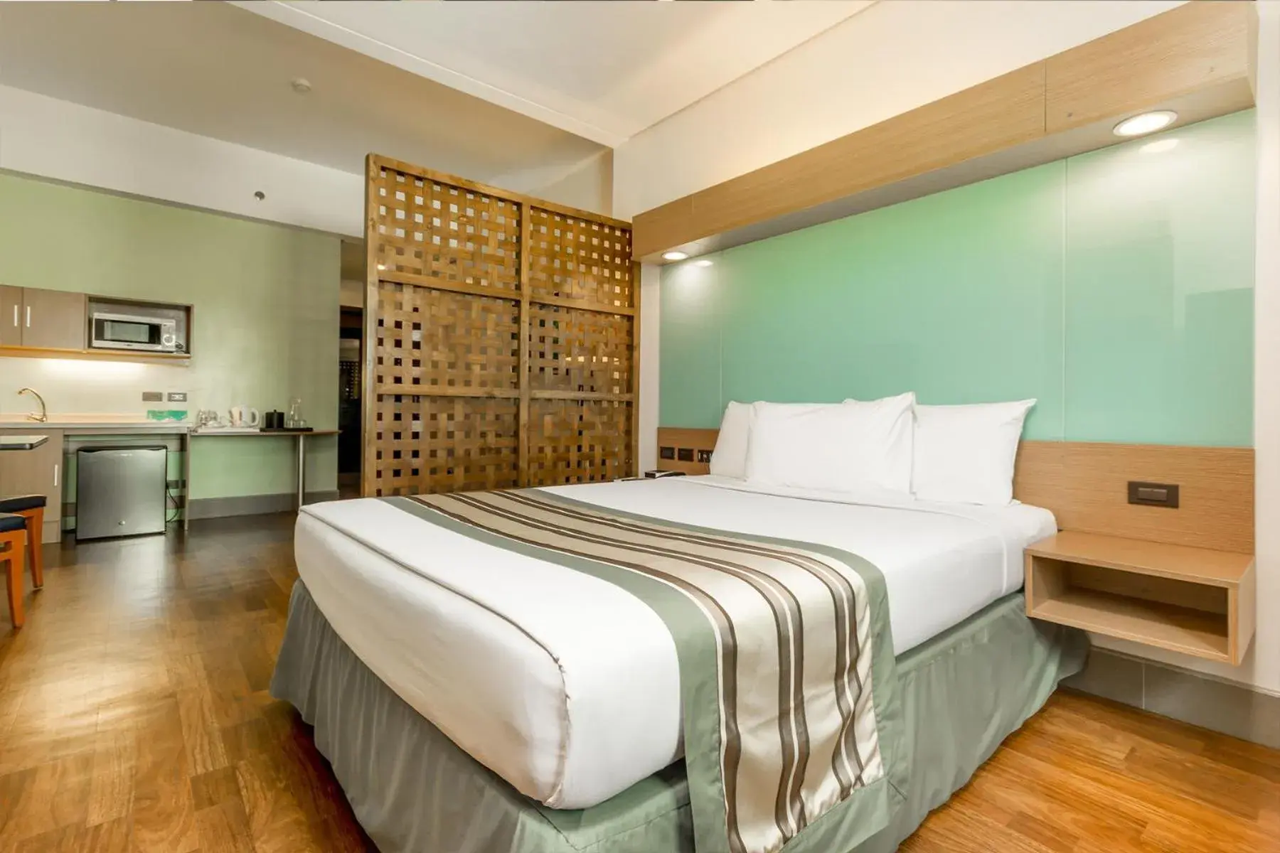 Queen Room - Mobility Access/Non-Smoking in Microtel by Wyndham South Forbes near Nuvali Queen Room - Mobility Access/Non-Smoking in Microtel by Wyndham South Forbes near Nuvali