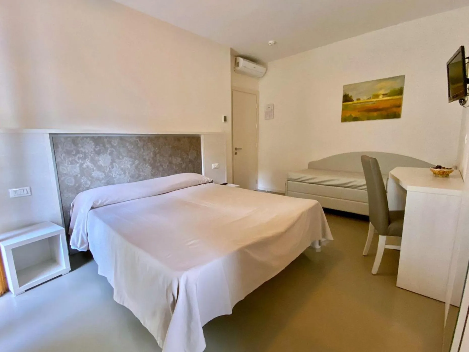 Bedroom, Bed in Hotel Maioli - Colazione XXL fino alle 12