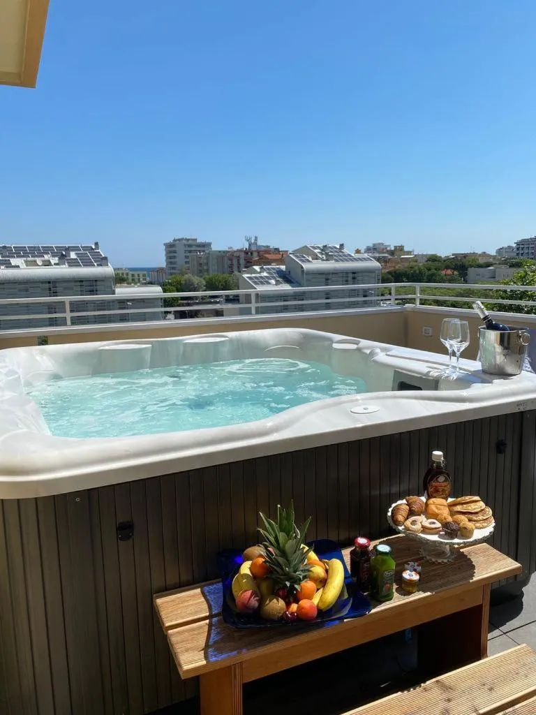 Hot Tub in Hotel Maioli - Colazione XXL fino alle 12