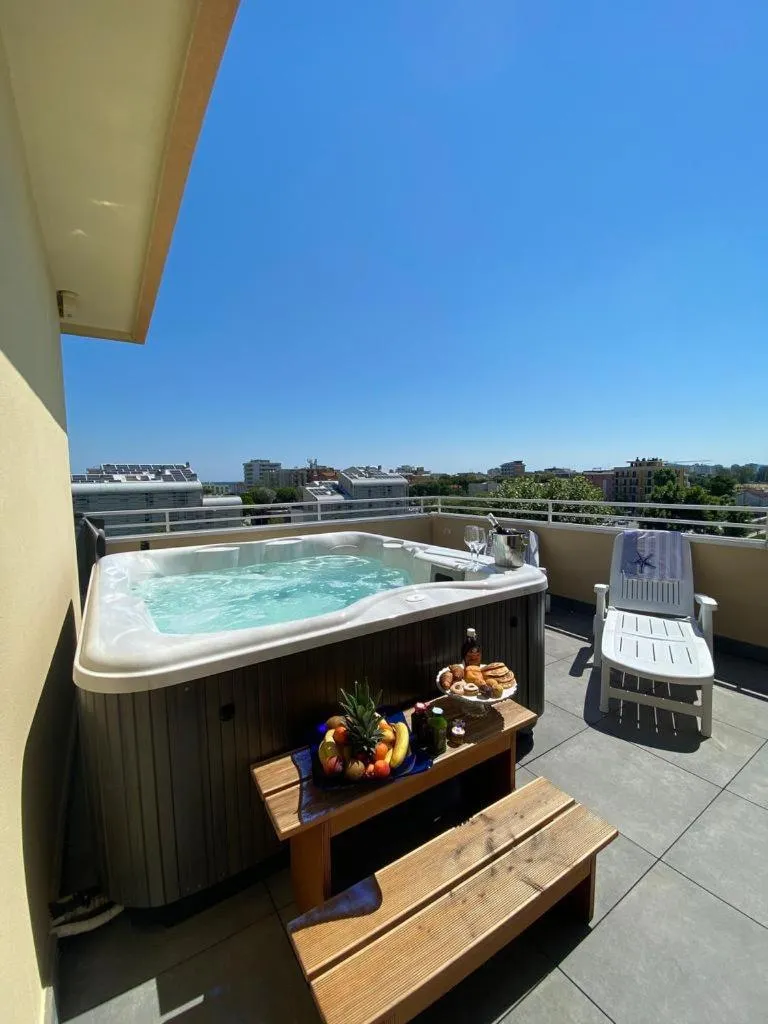 Hot Tub in Hotel Maioli - Colazione XXL fino alle 12