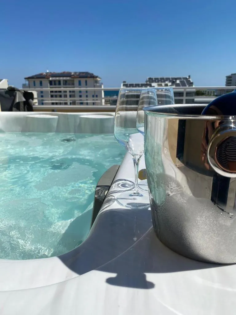 Swimming pool in Hotel Maioli - Colazione XXL fino alle 12