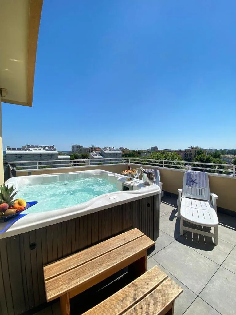 Swimming pool in Hotel Maioli - Colazione XXL fino alle 12