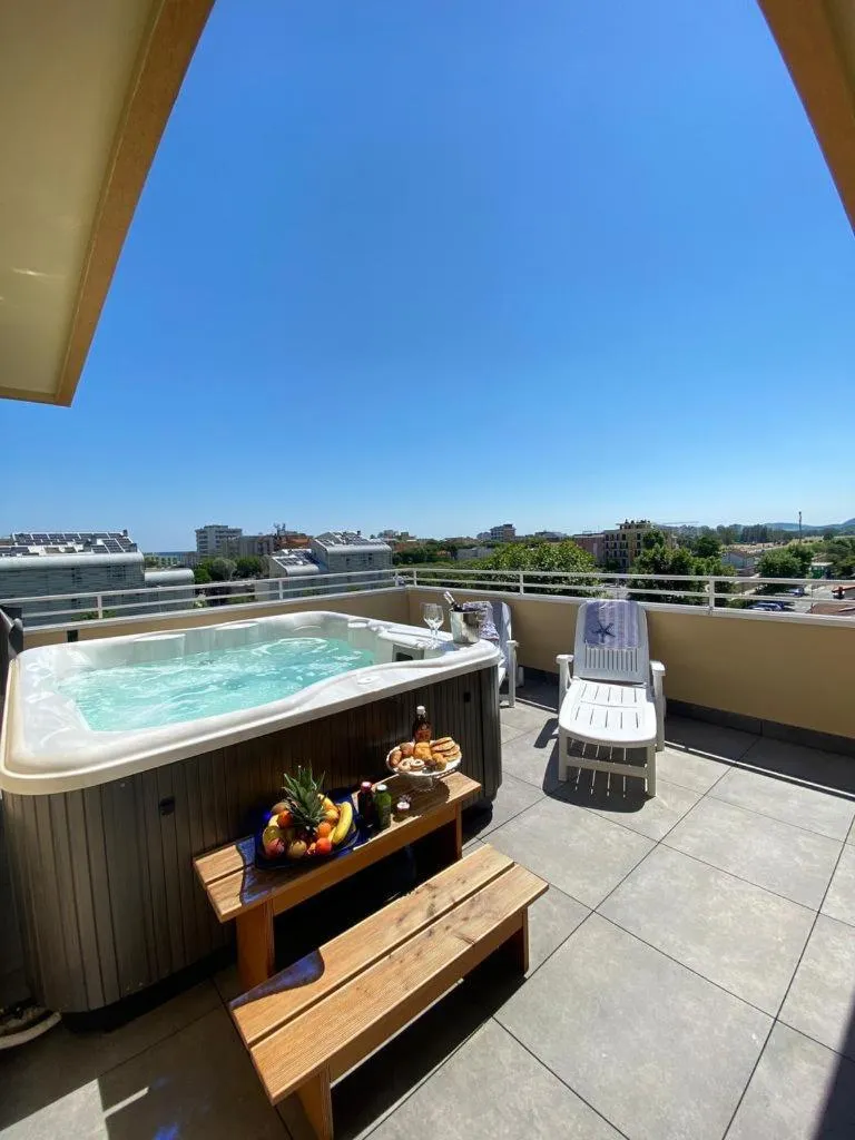 Hot Tub in Hotel Maioli - Colazione XXL fino alle 12