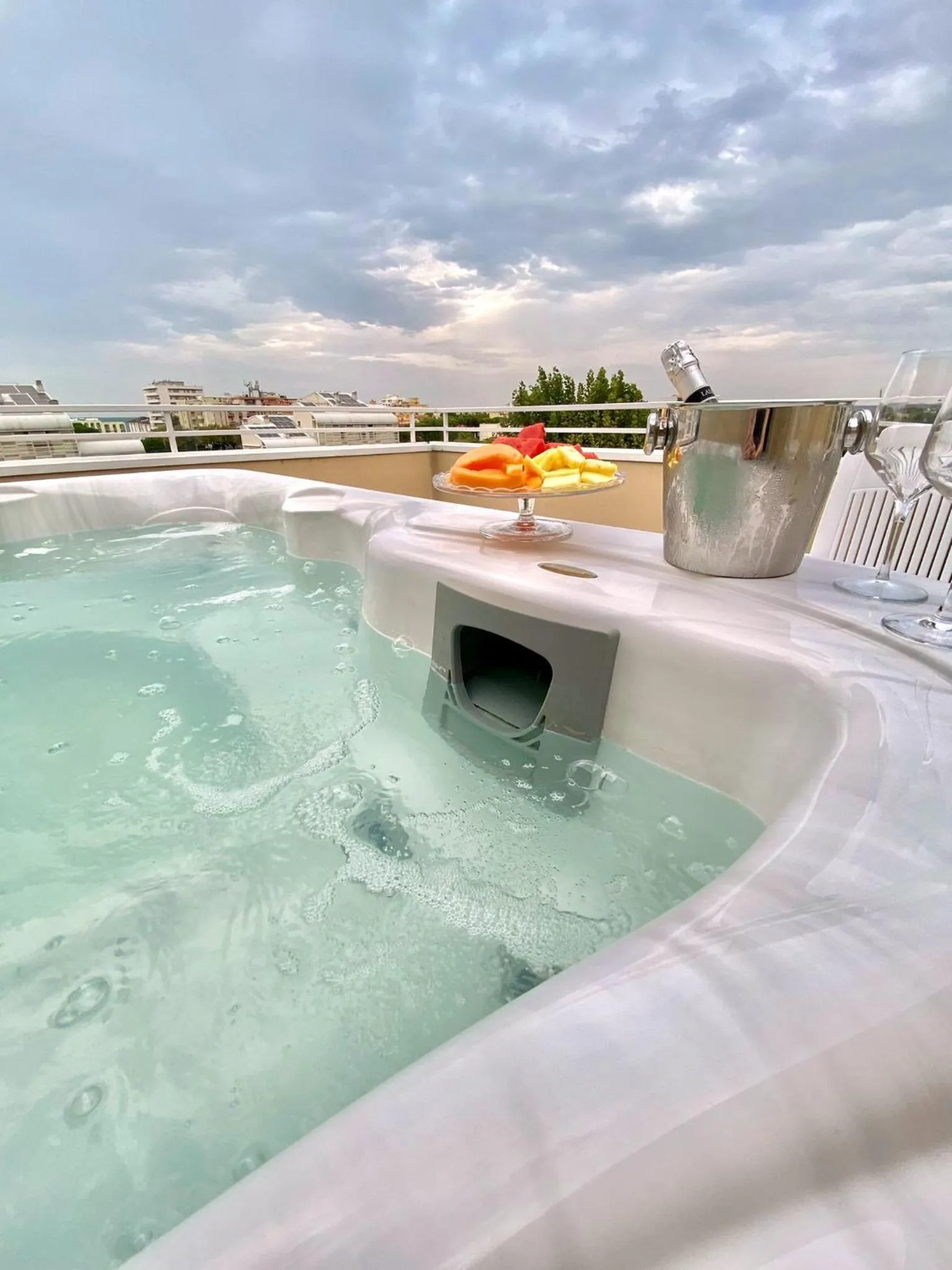 Hot Tub in Hotel Maioli - Colazione XXL fino alle 12