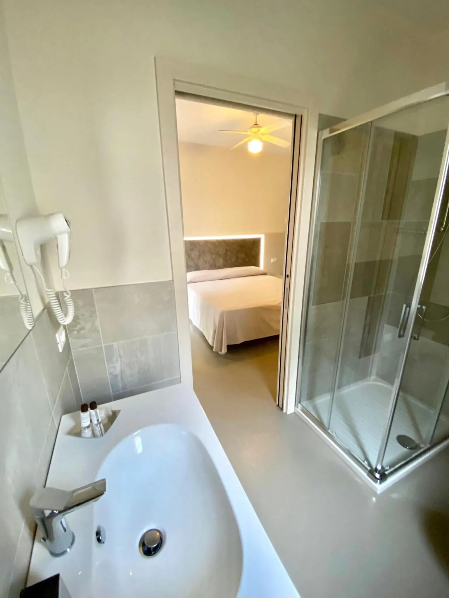 Bathroom, Bed in Hotel Maioli - Colazione XXL fino alle 12