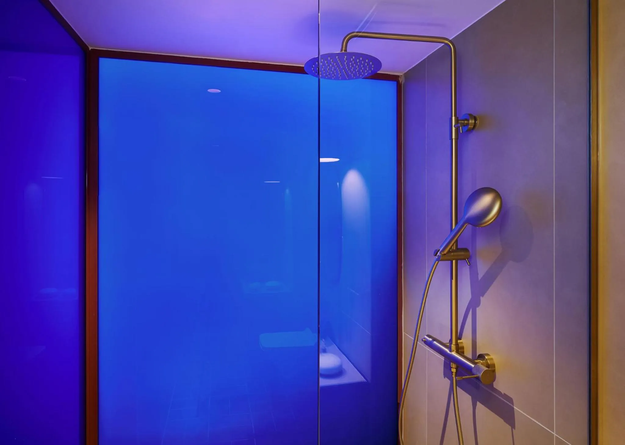 Shower in LOOM ATHENS