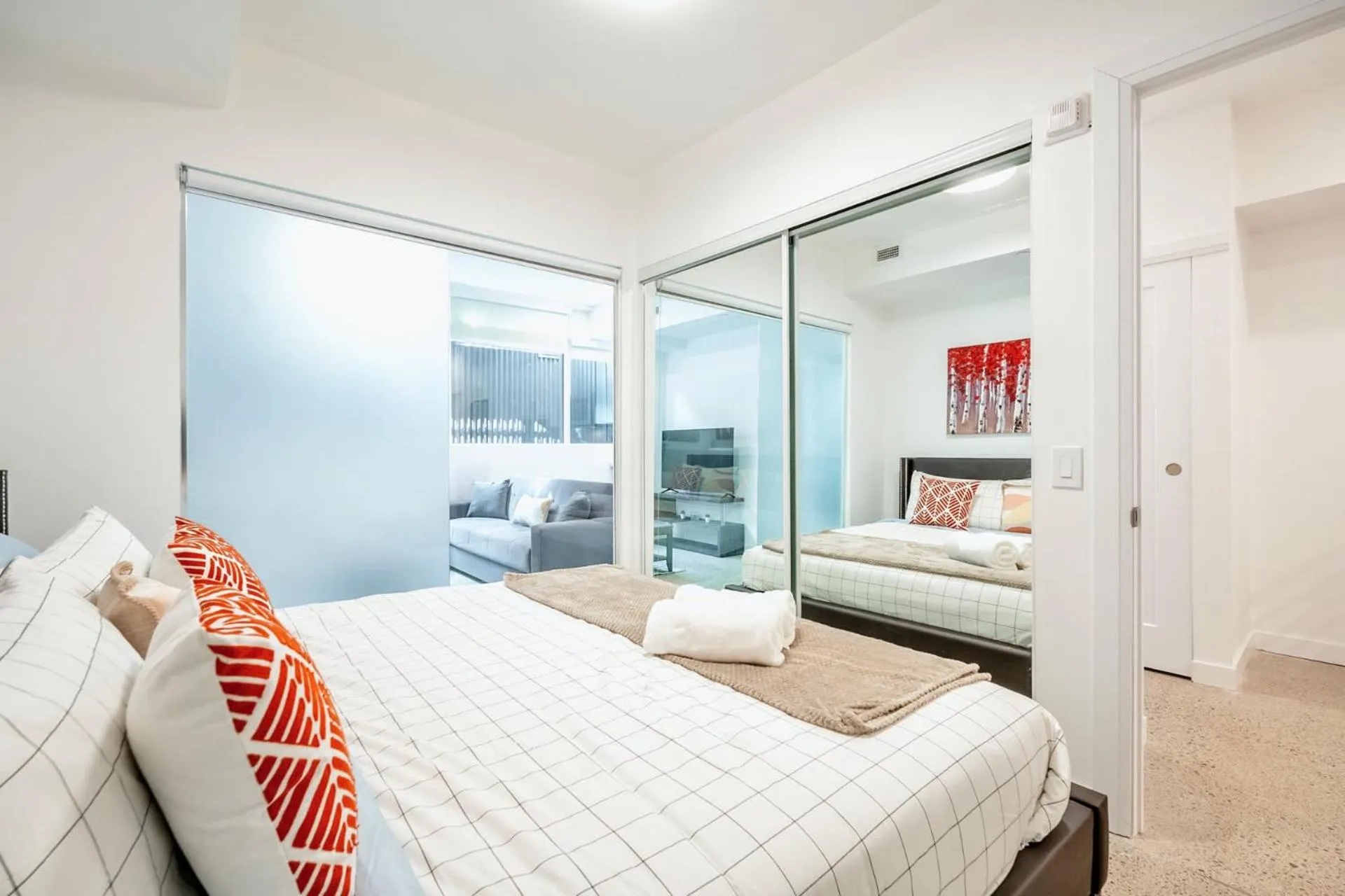 Modern 2BR Apartment - Near Downtown