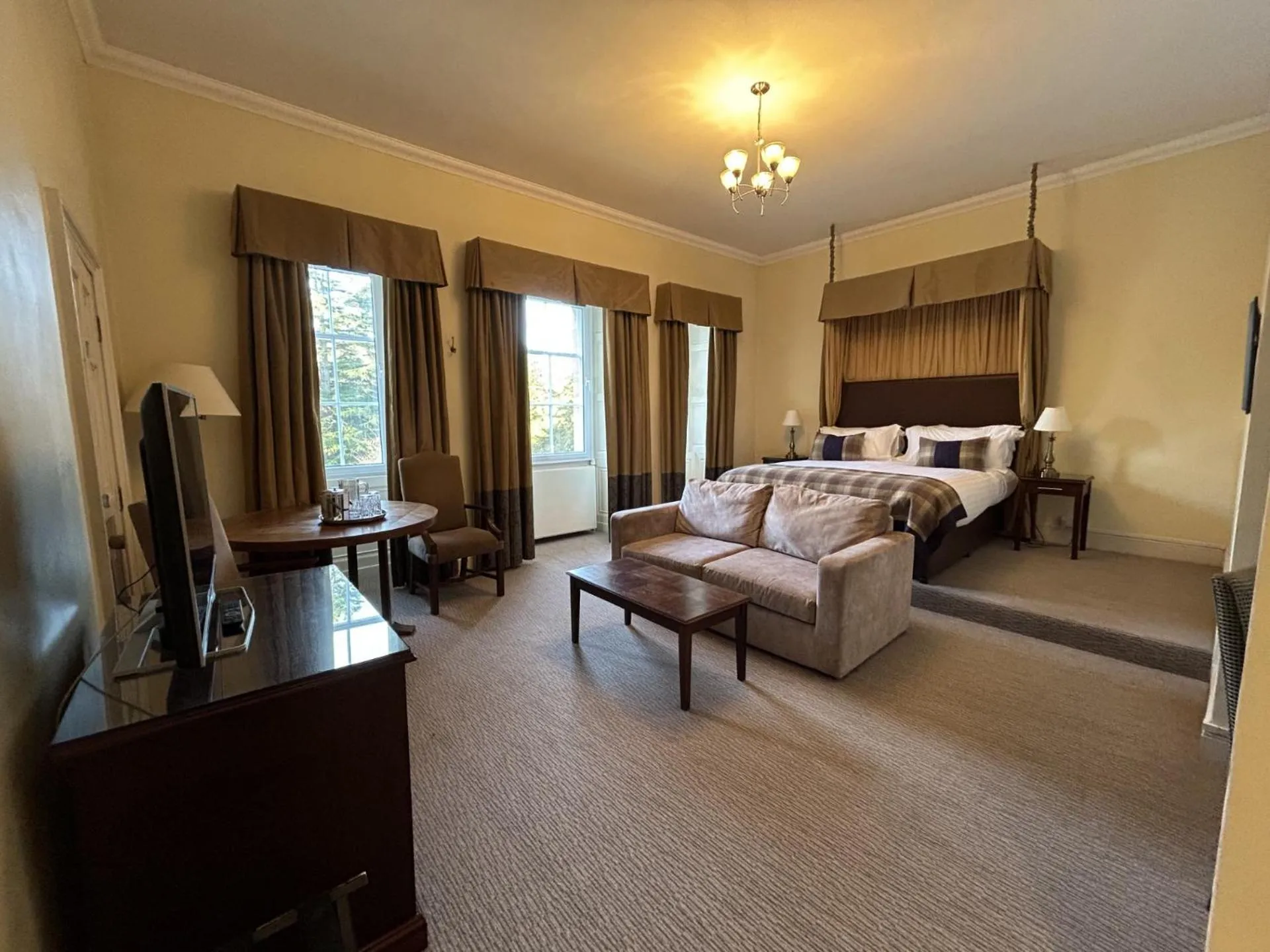 Photo of the whole room, Bed in Macdonald Linden Hall Hotel, Golf & Spa