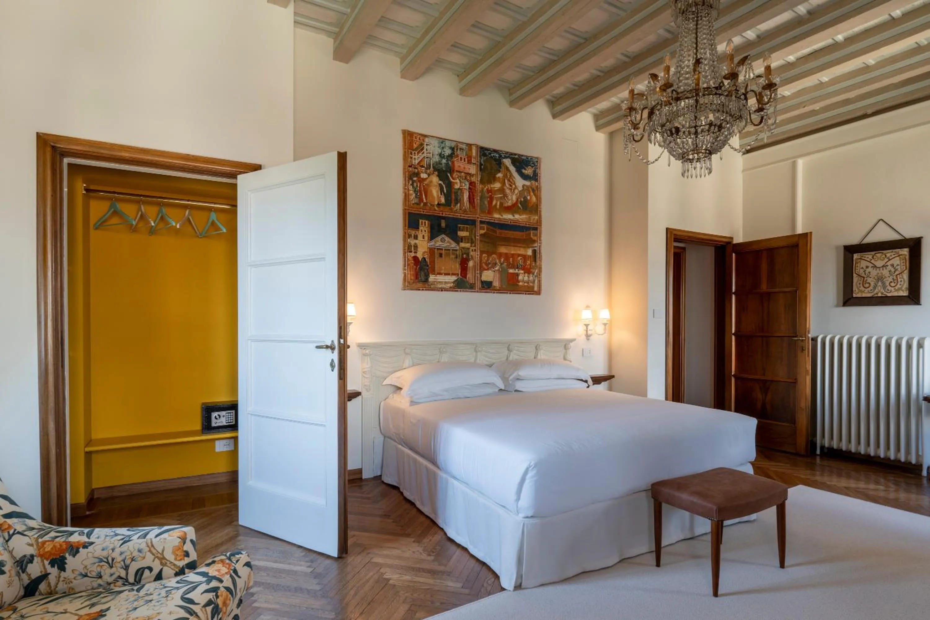 Bedroom, Bed in FORESTERIA di PALAZZO RADICI