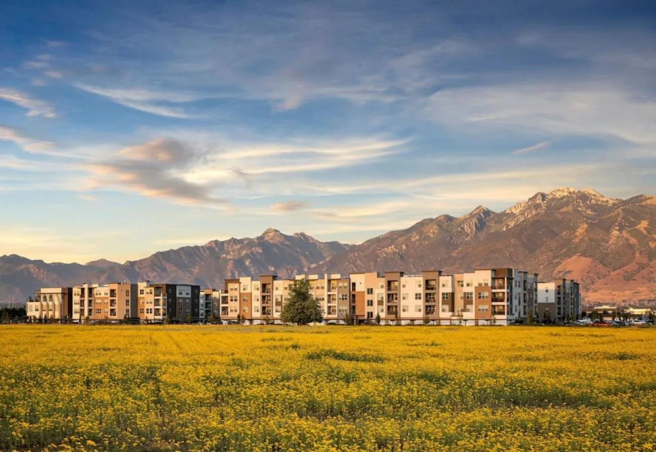 Luxury Living with Resort Amenities King bd Queens bd Sofa bd GymPoolHot Tub Fast WiFi