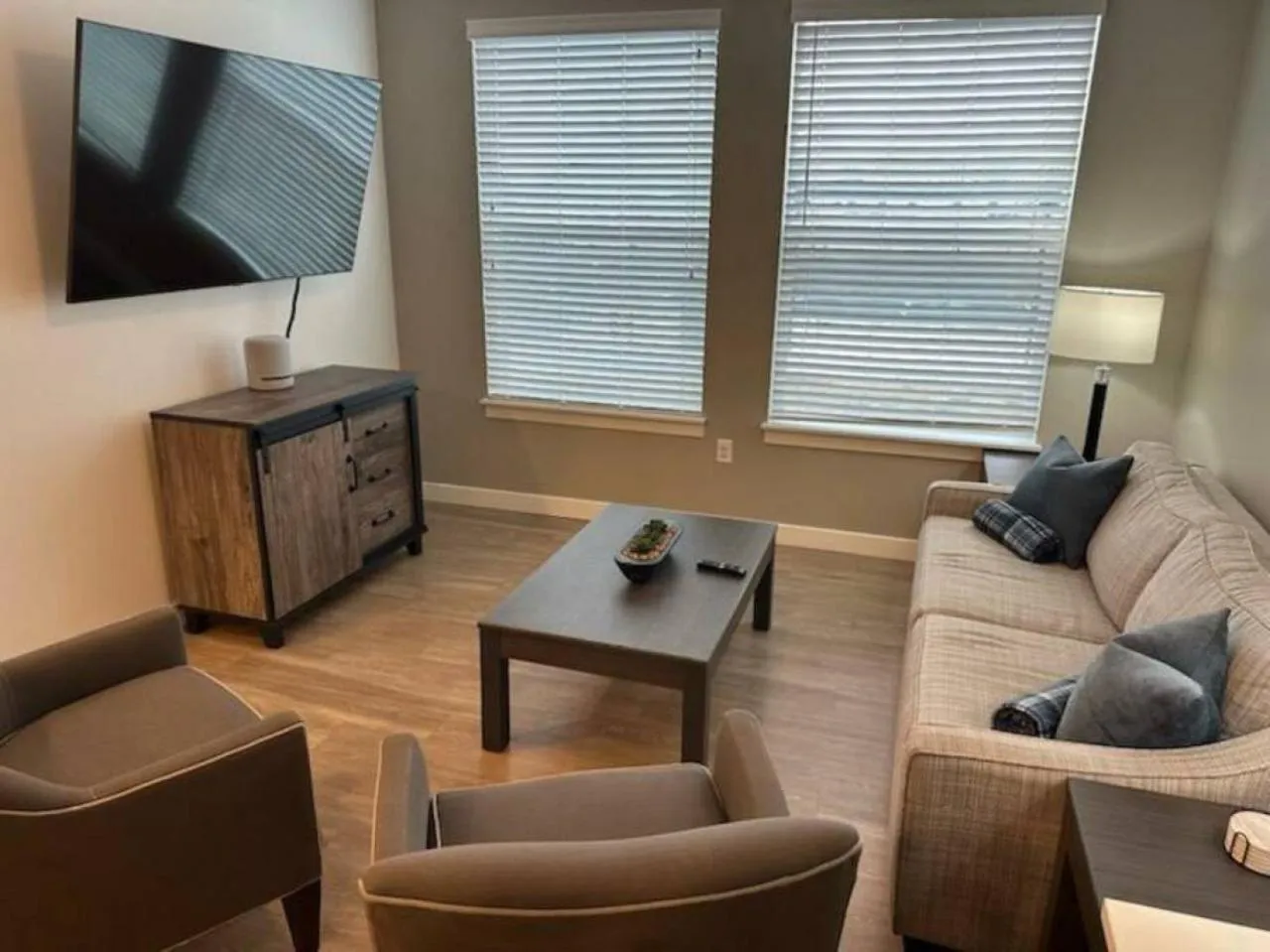 Luxury Living with Resort Amenities King bd Queens bd Sofa bd GymPoolHot Tub Fast WiFi