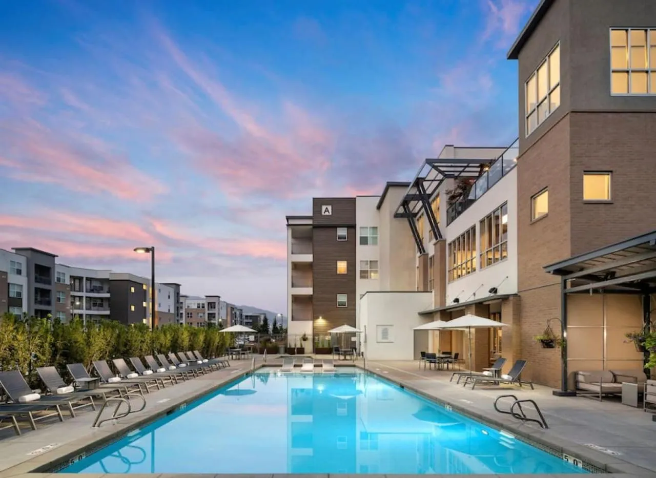 Luxury Living with Resort Amenities King bd Queens bd Sofa bd GymPoolHot Tub Fast WiFi