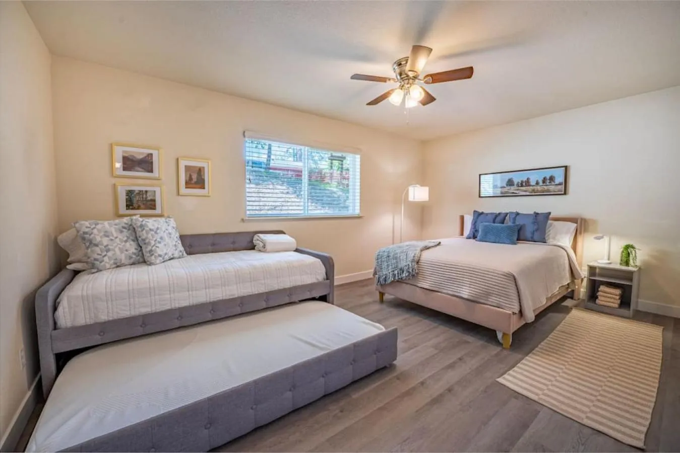 Bedroom, Bed in Manic Mountain Forest Cabin 3 miles from Bass Lake