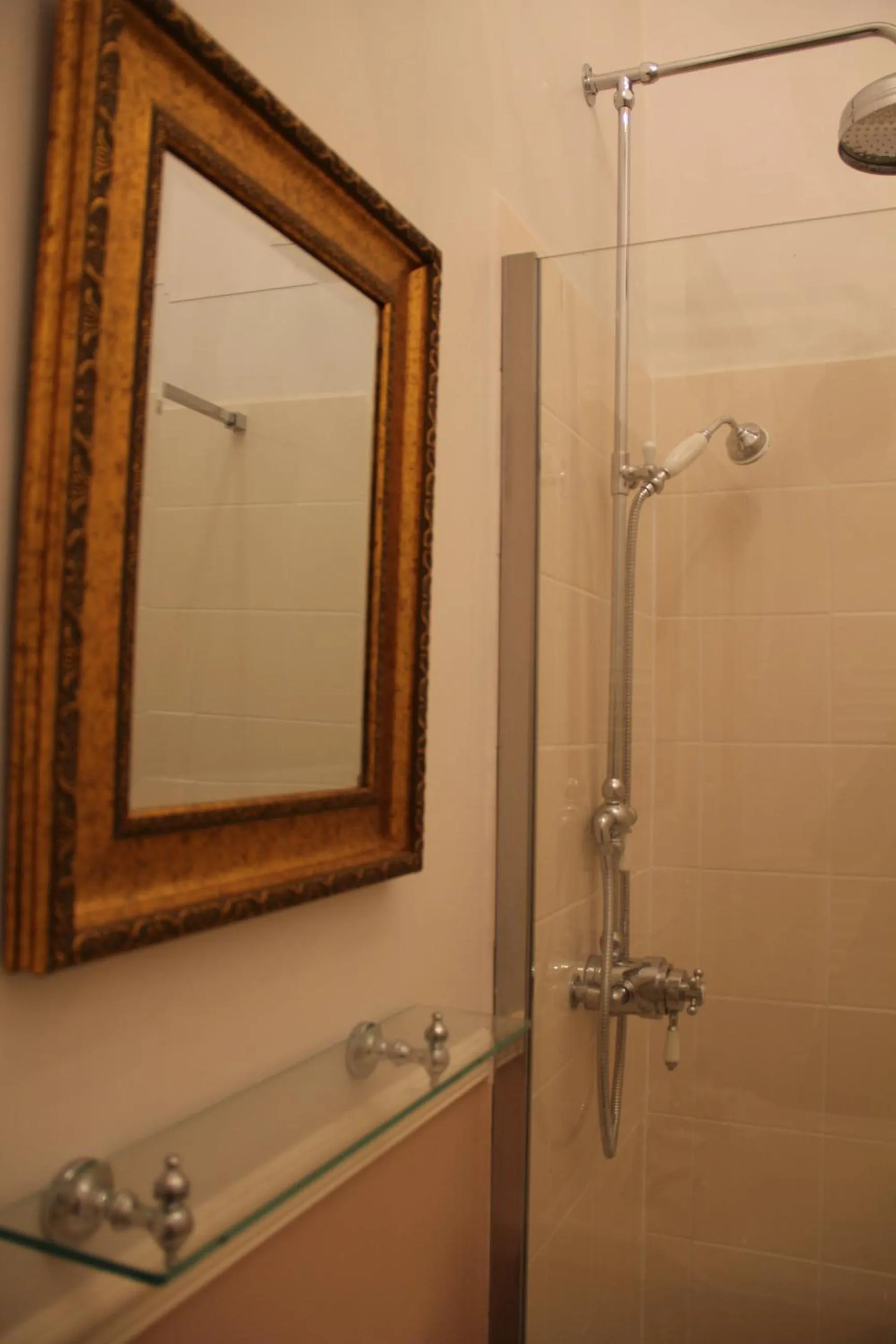 Bathroom in Chateau Lezat - Chambres d'Hotes