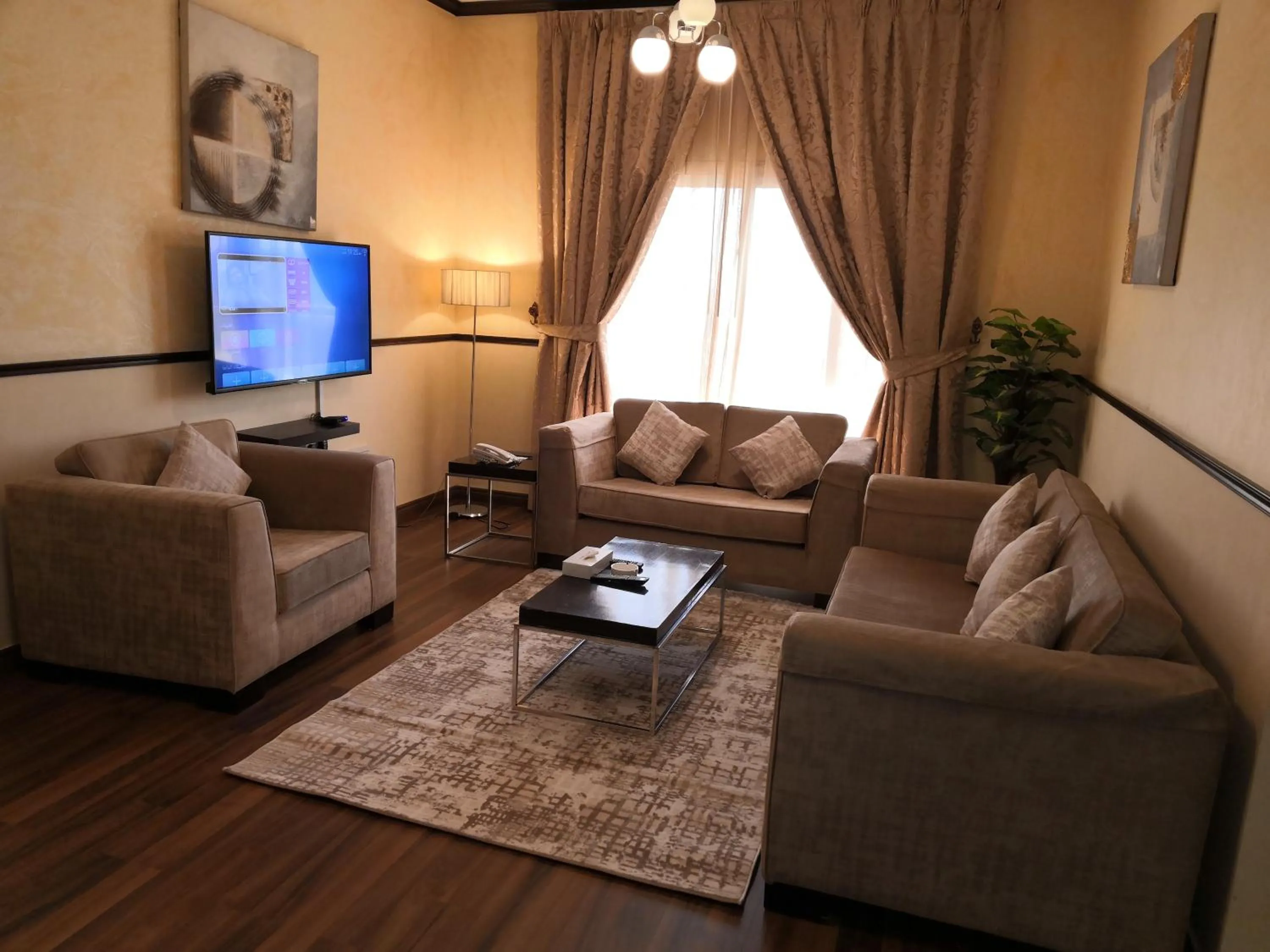 TV and multimedia in Boulevard City Suites Hotel Apartments