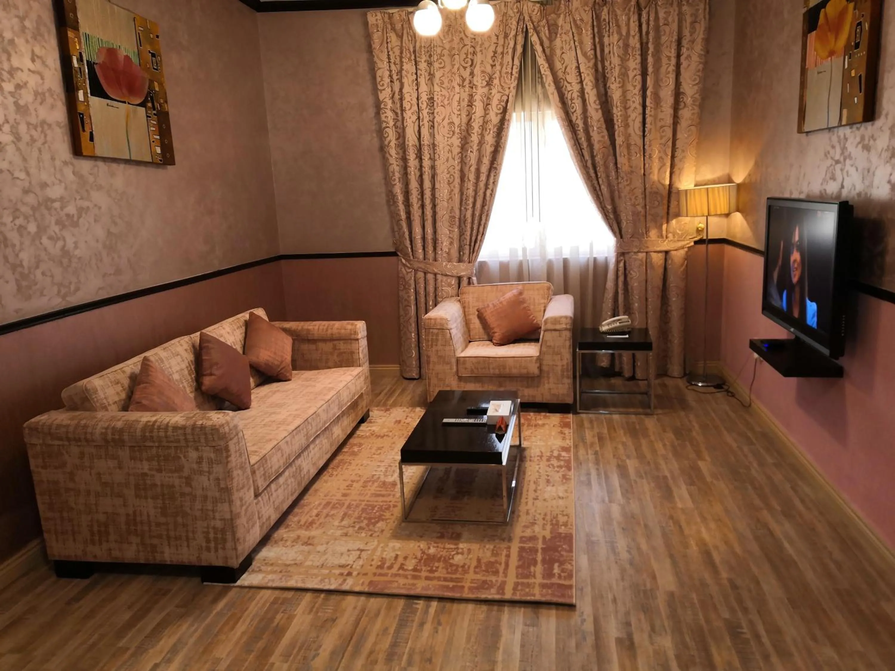 TV and multimedia in Boulevard City Suites Hotel Apartments