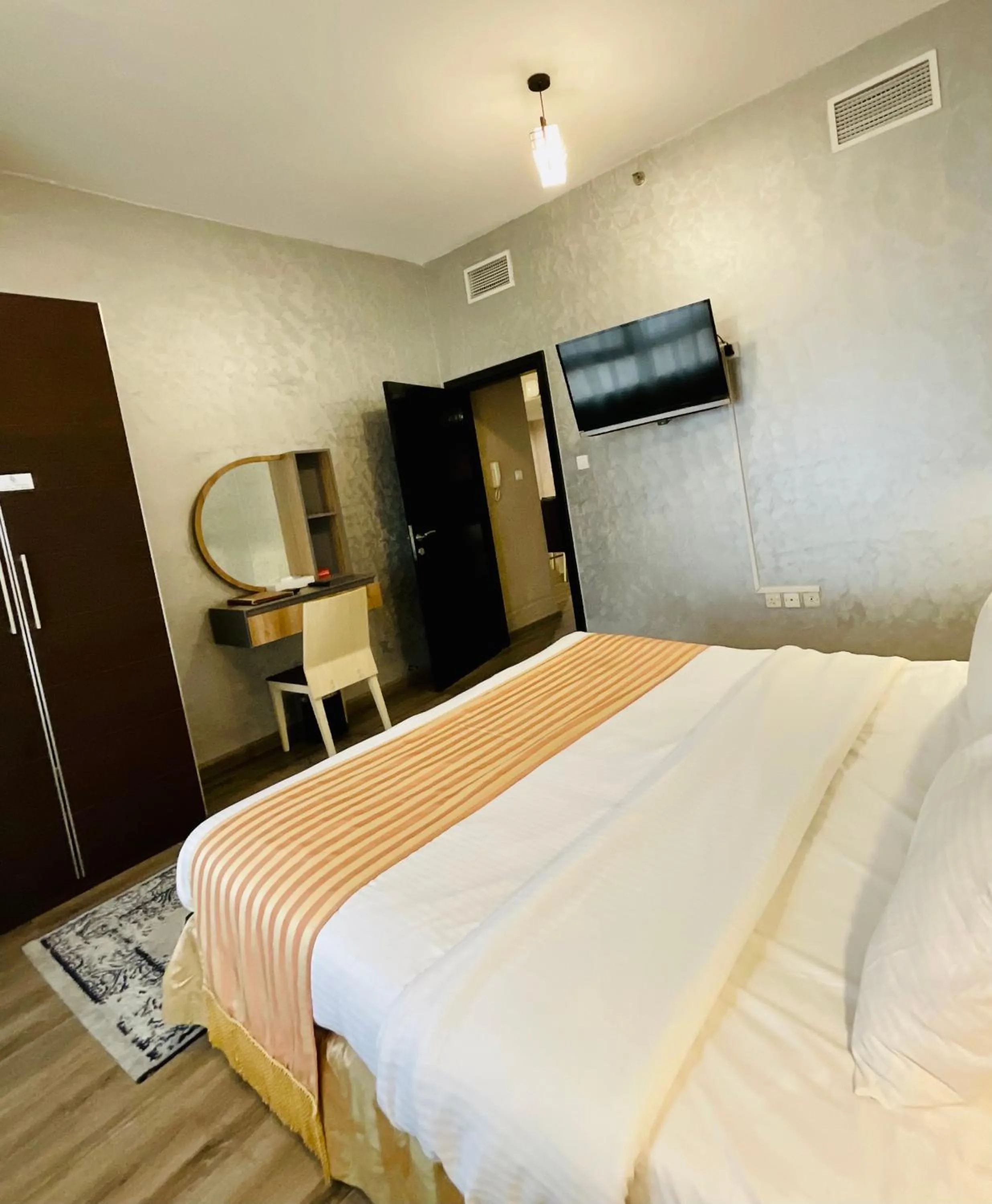 Bed in Boulevard City Suites Hotel Apartments