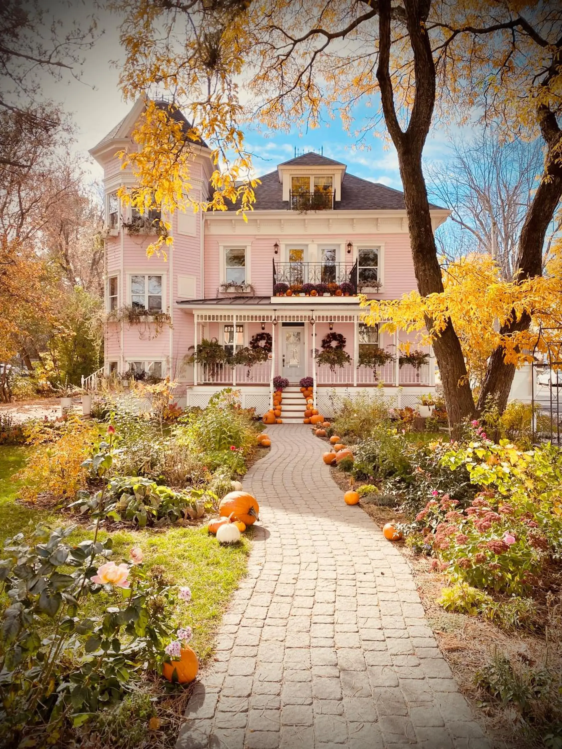 Property building in Maison Rose Property building in Maison Rose