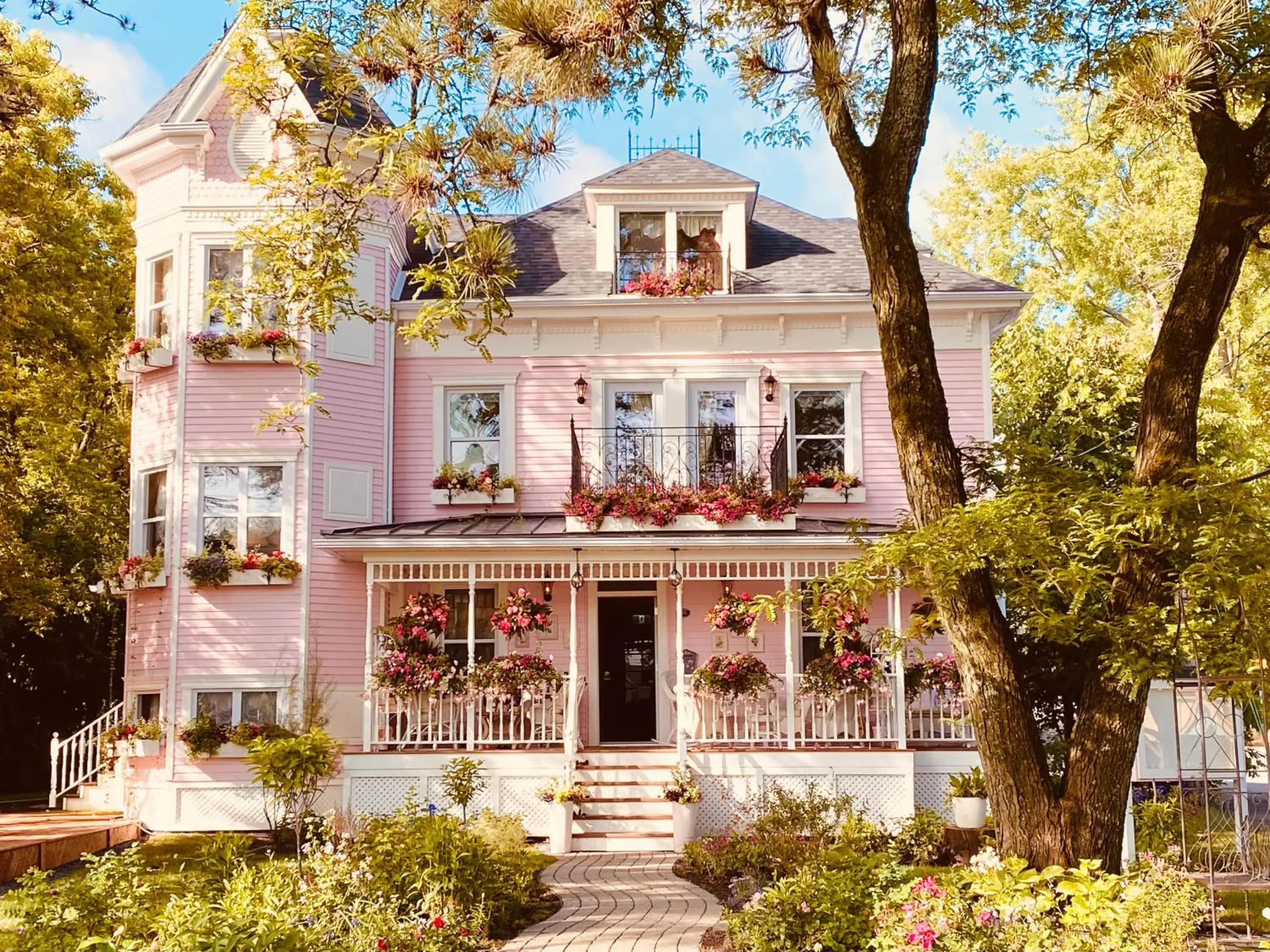 Property building in Maison Rose Property building in Maison Rose