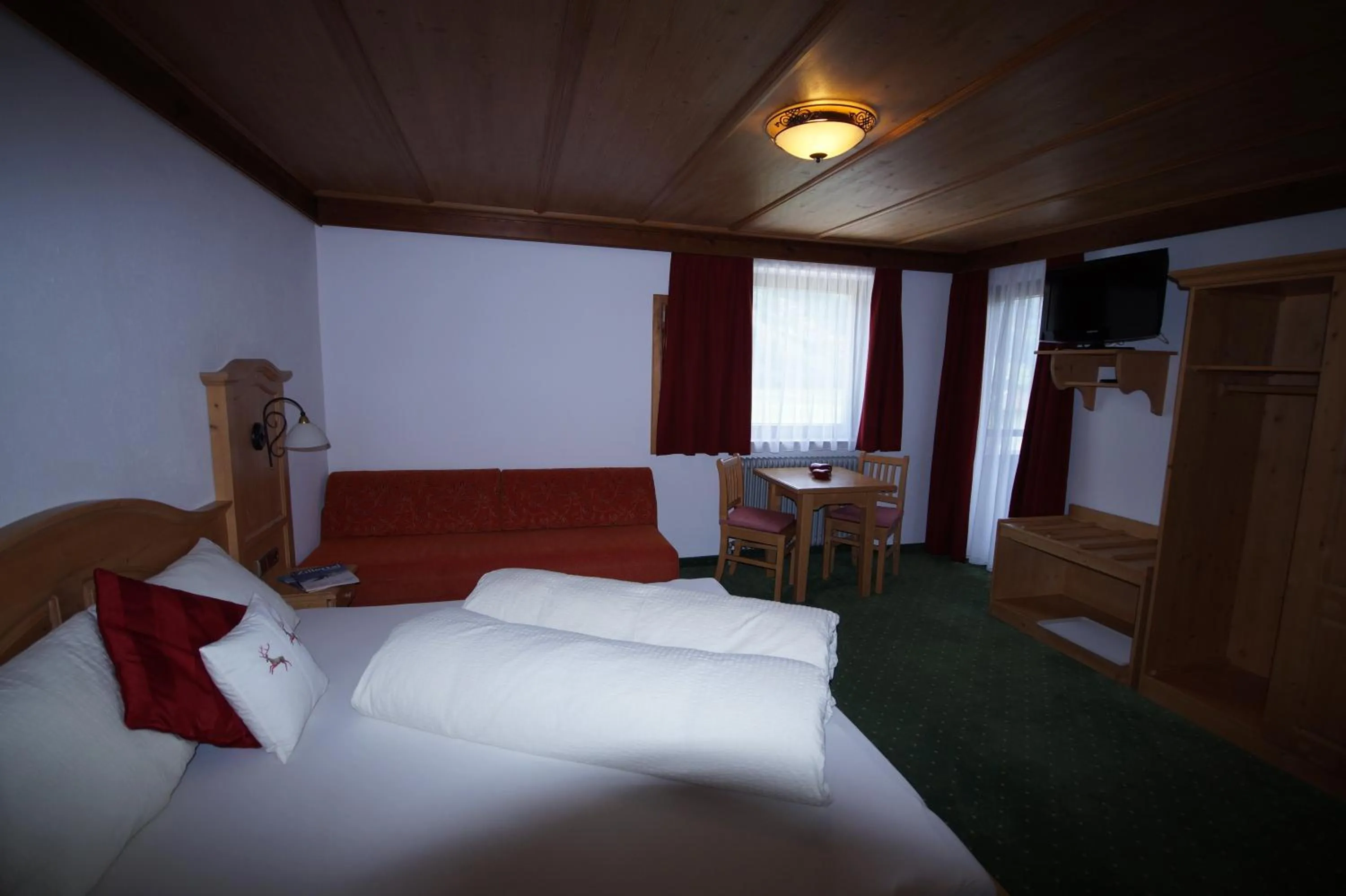 Photo of the whole room, Bed in Appartement Gästehaus Aloisia