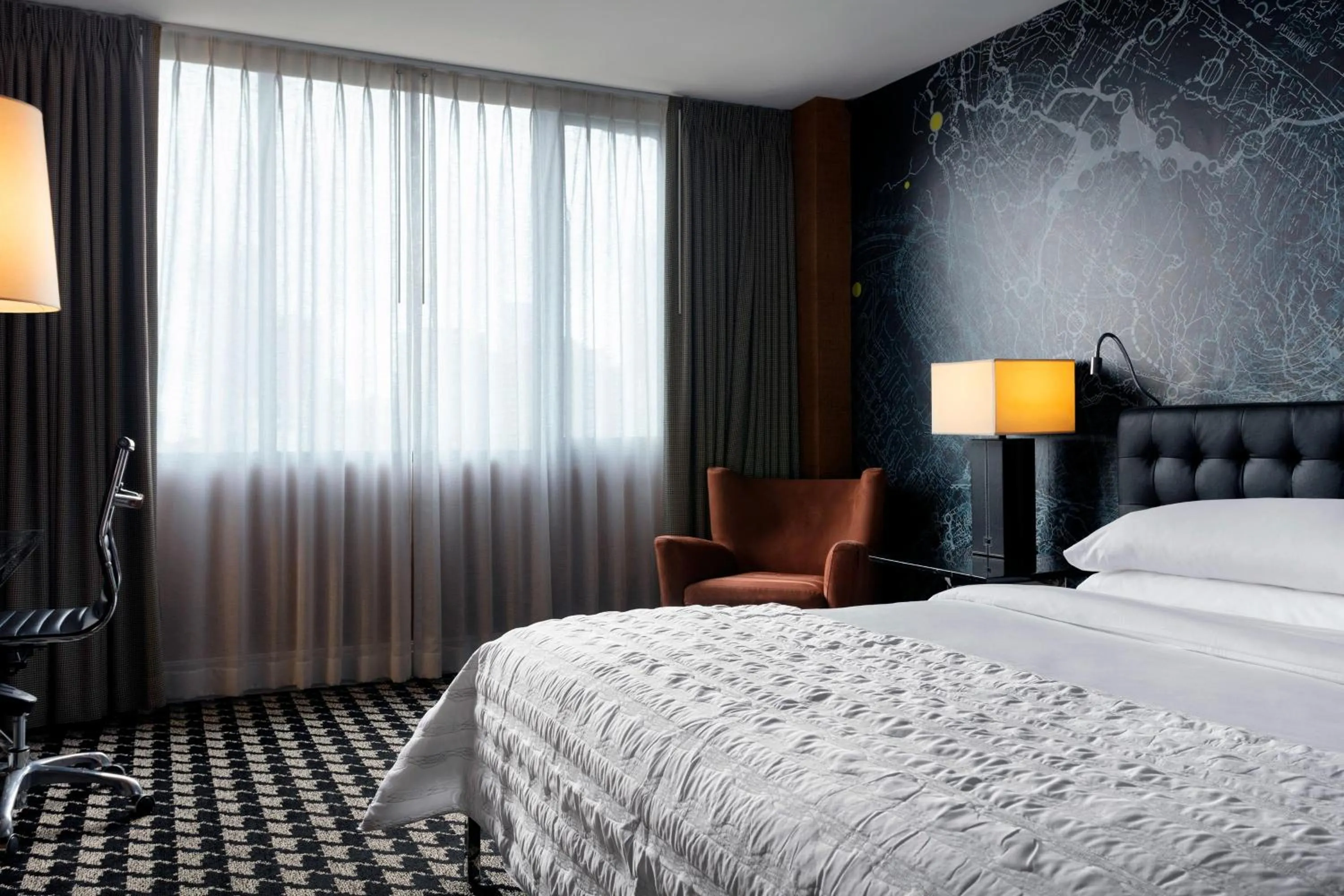 Photo of the whole room, Bed in Le Meridien Charlotte