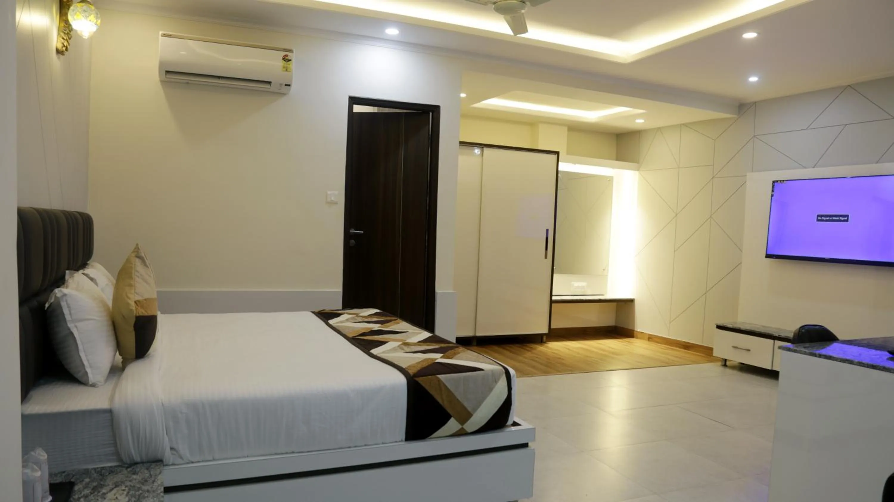 Photo of the whole room in Hotel Mandi Heights - Bar, Fine Dining & Banquet Hall