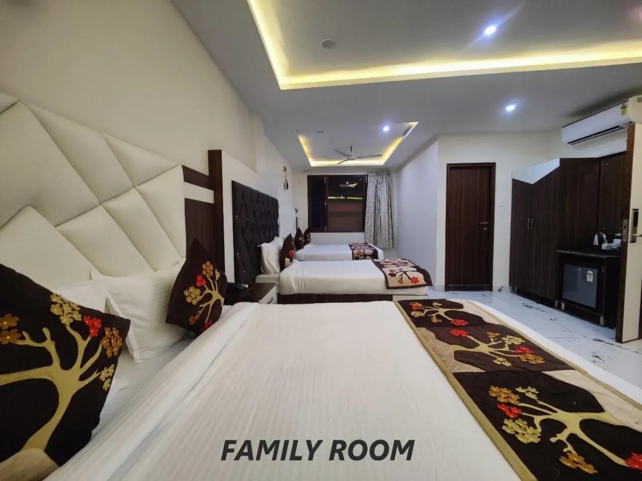 Photo of the whole room in Hotel Mandi Heights - Bar, Fine Dining & Banquet Hall