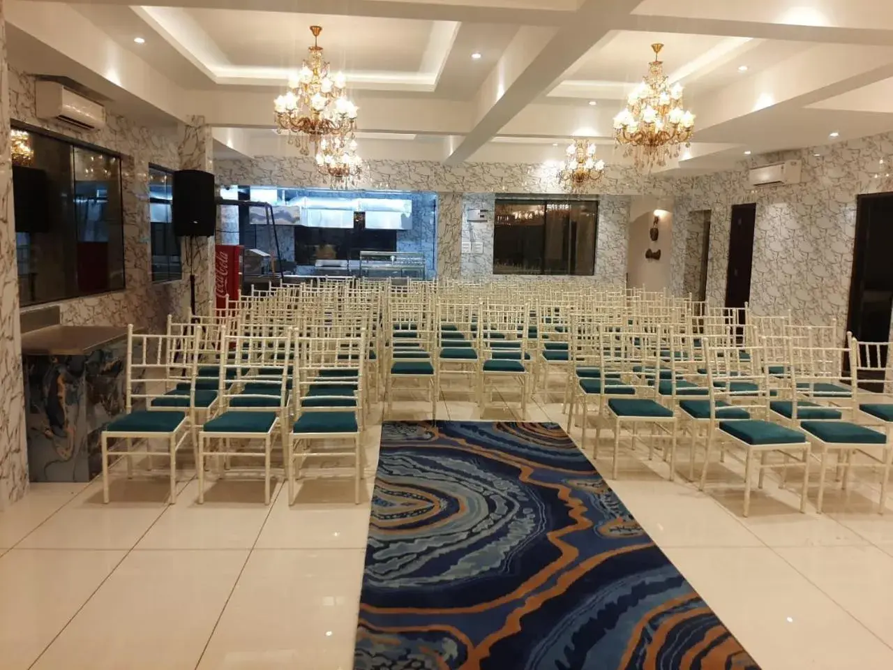 Living room in Hotel Mandi Heights - Bar, Fine Dining & Banquet Hall Living room in Hotel Mandi Heights - Bar, Fine Dining & Banquet Hall