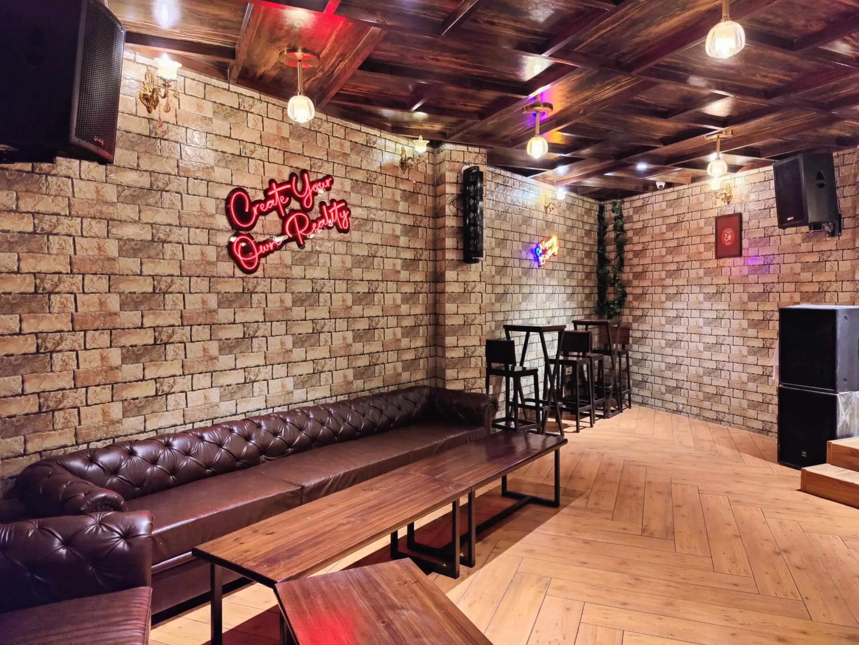 Lounge or bar in Hotel Mandi Heights - Bar, Fine Dining & Banquet Hall Lounge or bar in Hotel Mandi Heights - Bar, Fine Dining & Banquet Hall