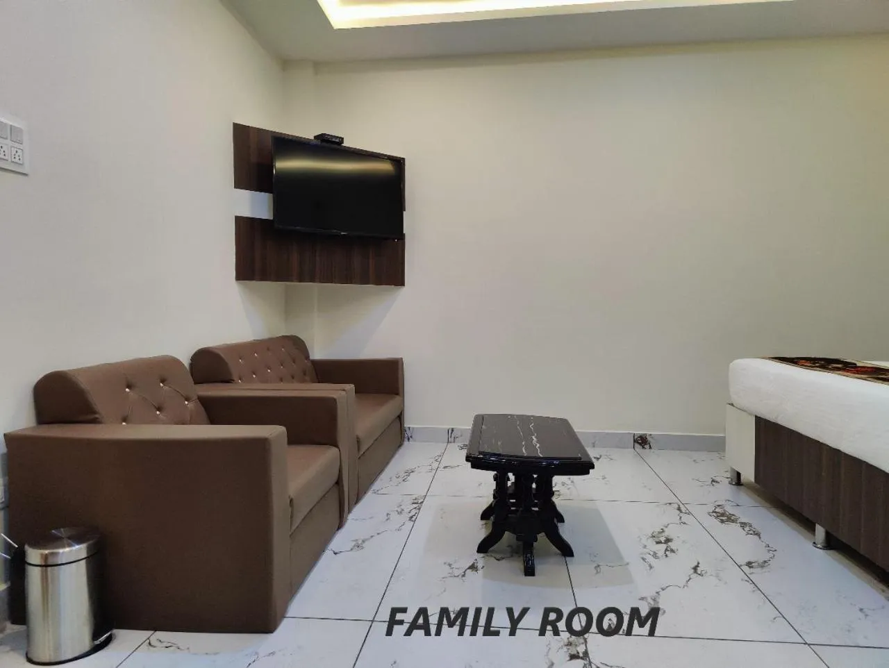 TV and multimedia in Hotel Mandi Heights - Bar, Fine Dining & Banquet Hall