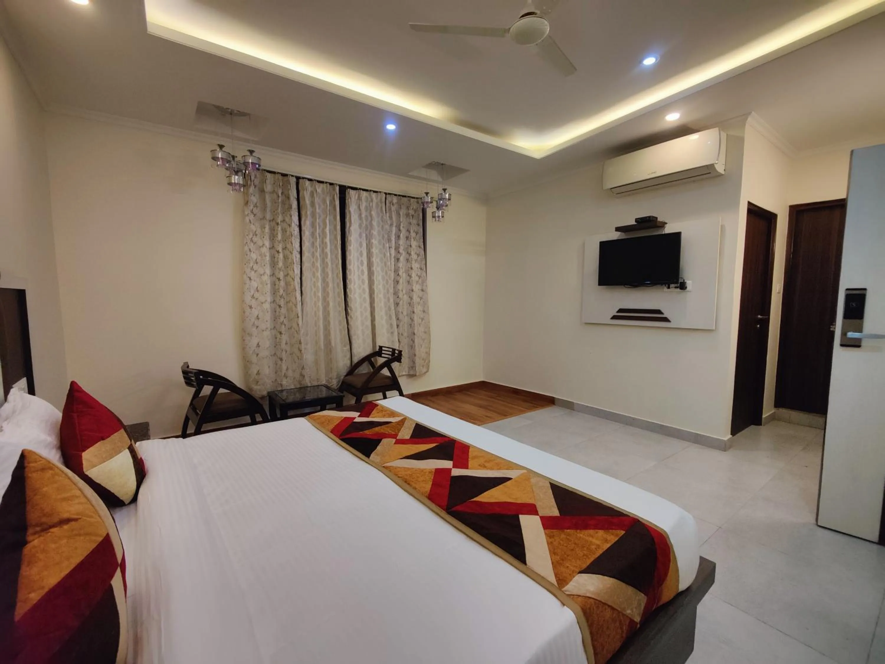 Communal lounge/ TV room in Hotel Mandi Heights - Bar, Fine Dining & Banquet Hall