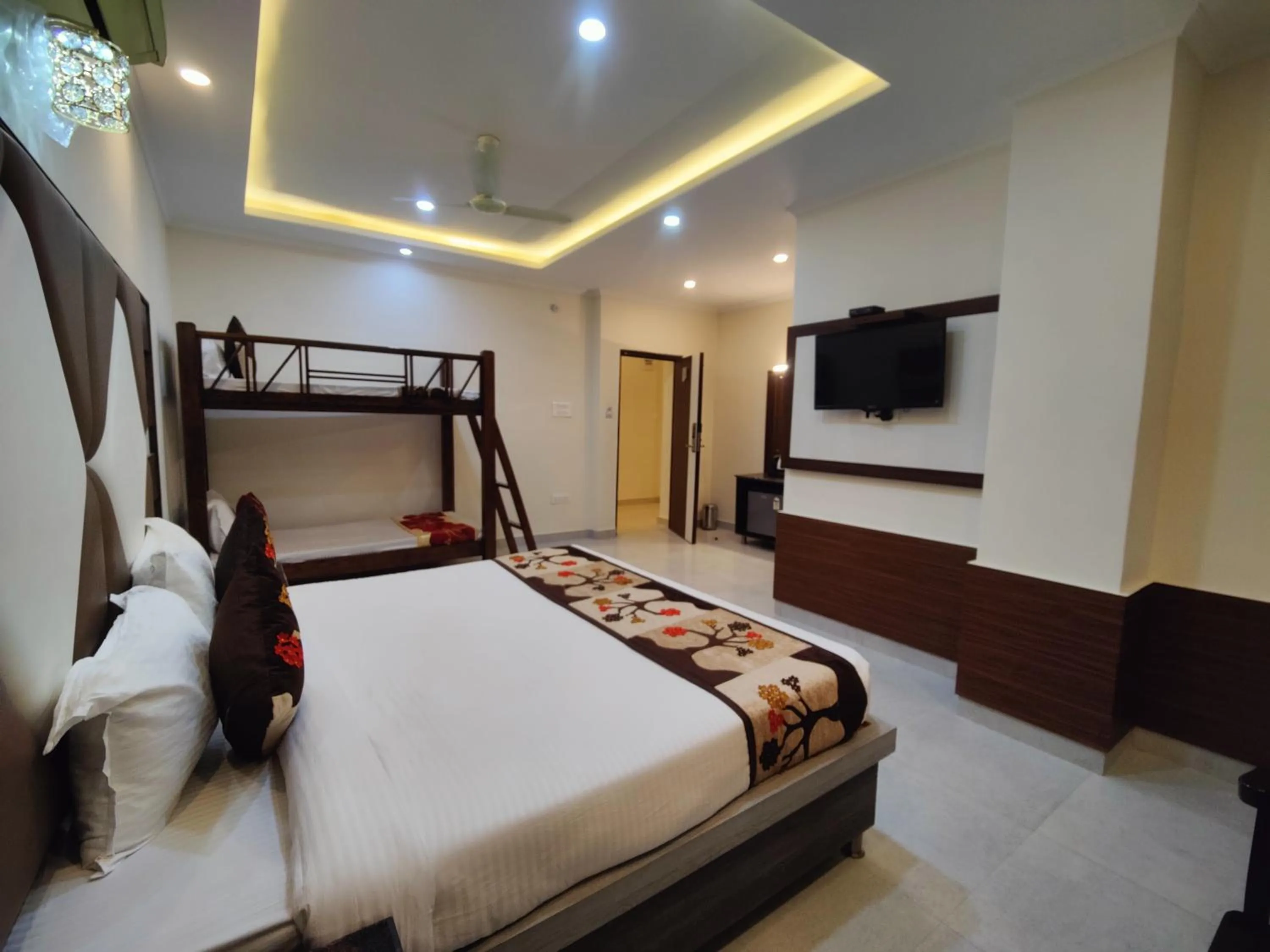 Bed in Hotel Mandi Heights - Bar, Fine Dining & Banquet Hall