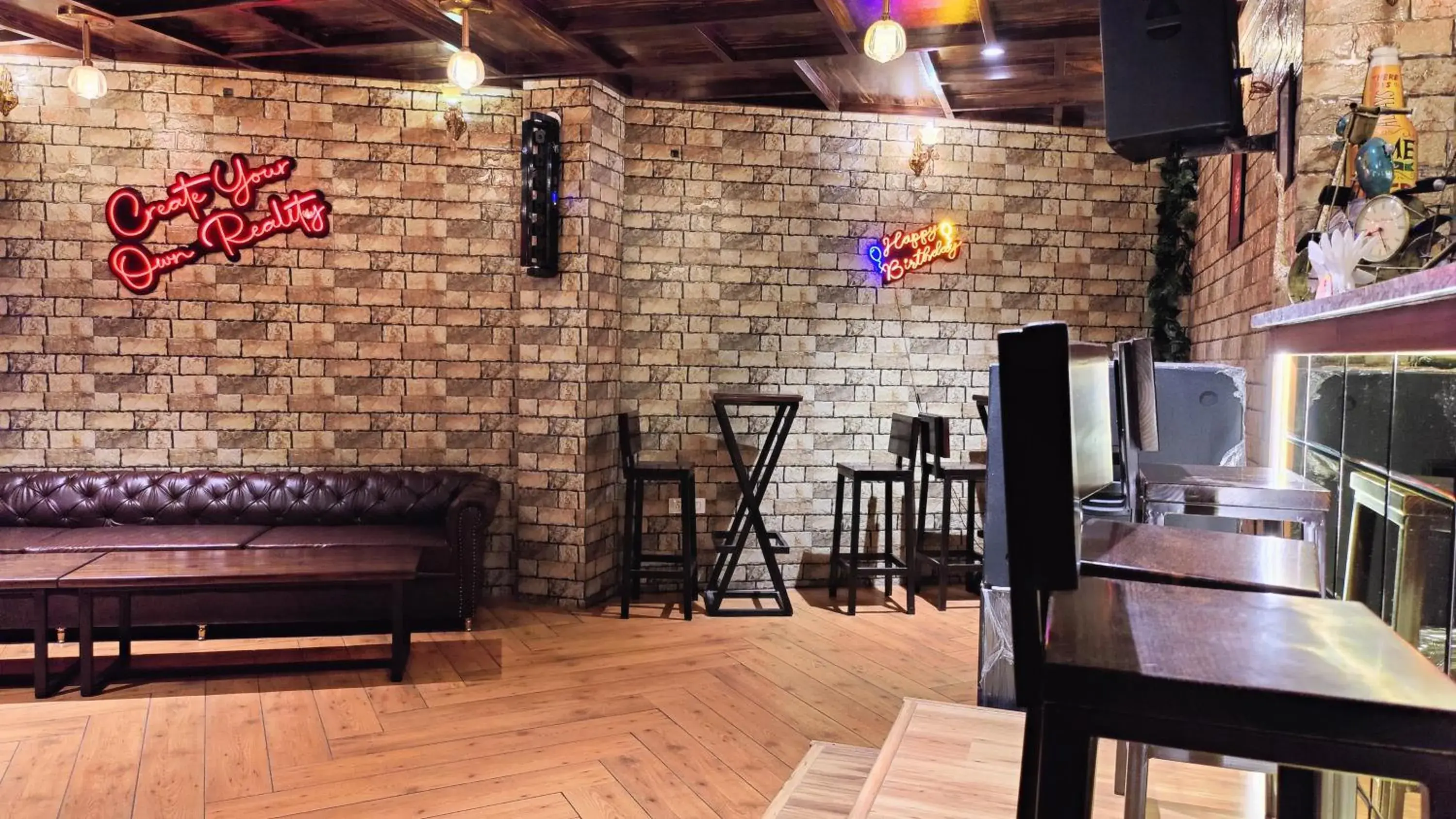 Lounge or bar in Hotel Mandi Heights - Bar, Fine Dining & Banquet Hall Lounge or bar in Hotel Mandi Heights - Bar, Fine Dining & Banquet Hall