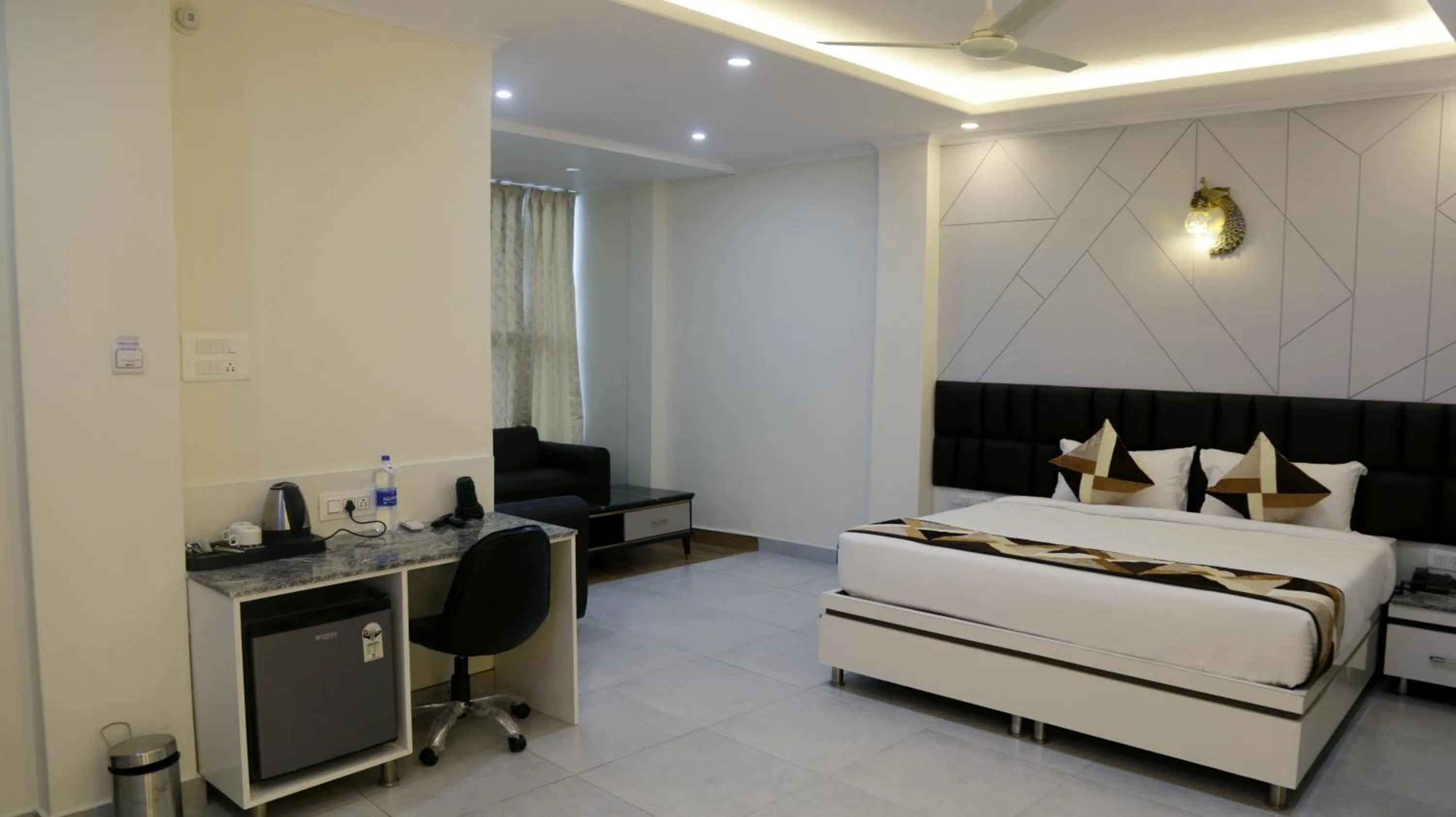 TV and multimedia in Hotel Mandi Heights - Bar, Fine Dining & Banquet Hall