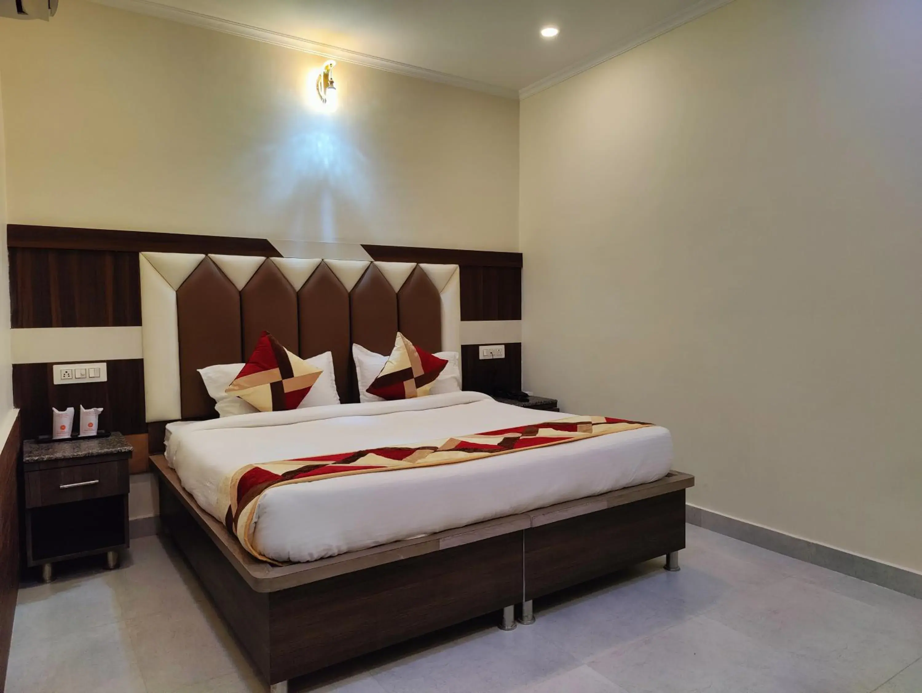 Bedroom in Hotel Mandi Heights - Bar, Fine Dining & Banquet Hall Bedroom in Hotel Mandi Heights - Bar, Fine Dining & Banquet Hall