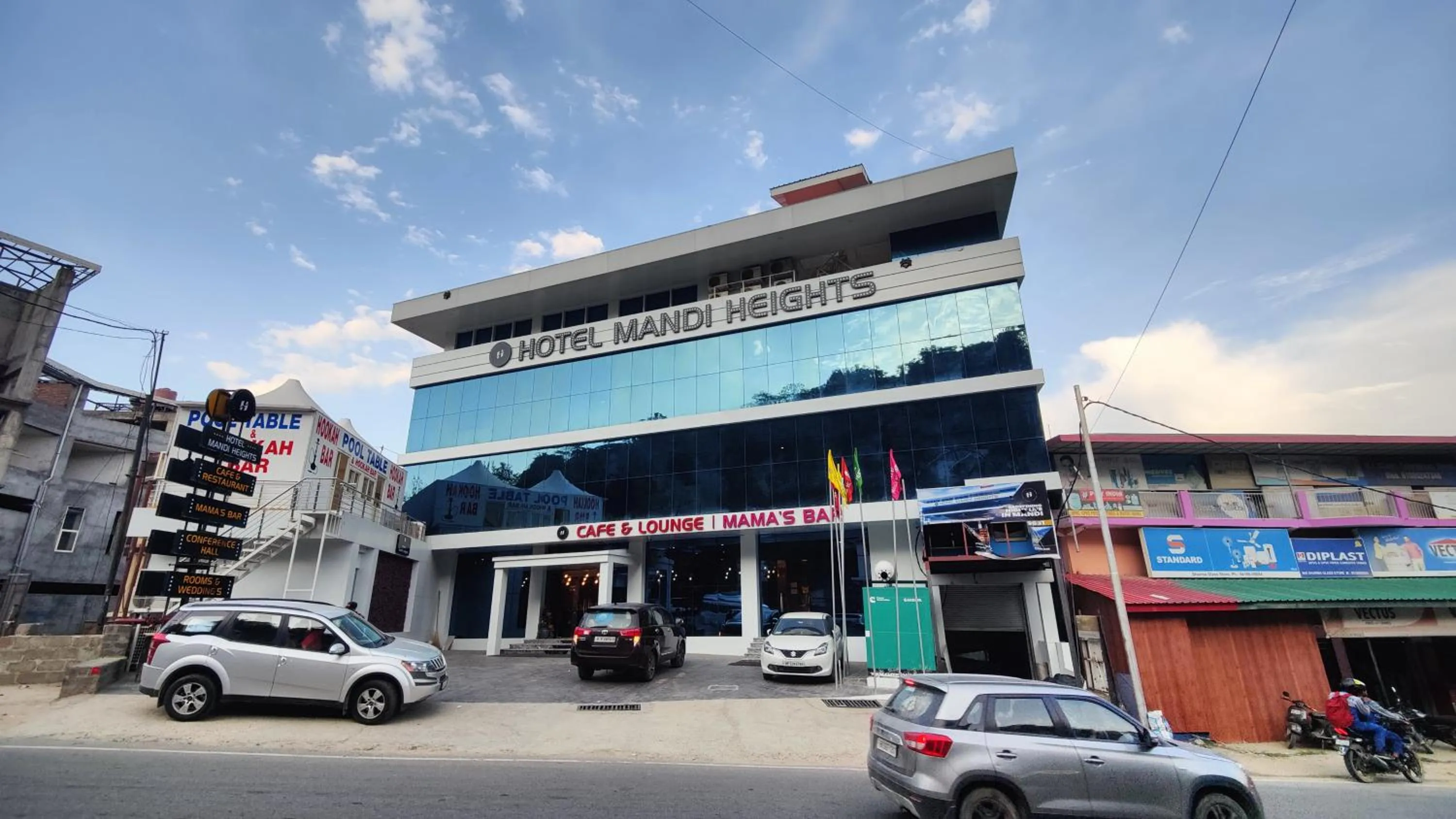 Property building in Hotel Mandi Heights - Bar, Fine Dining & Banquet Hall