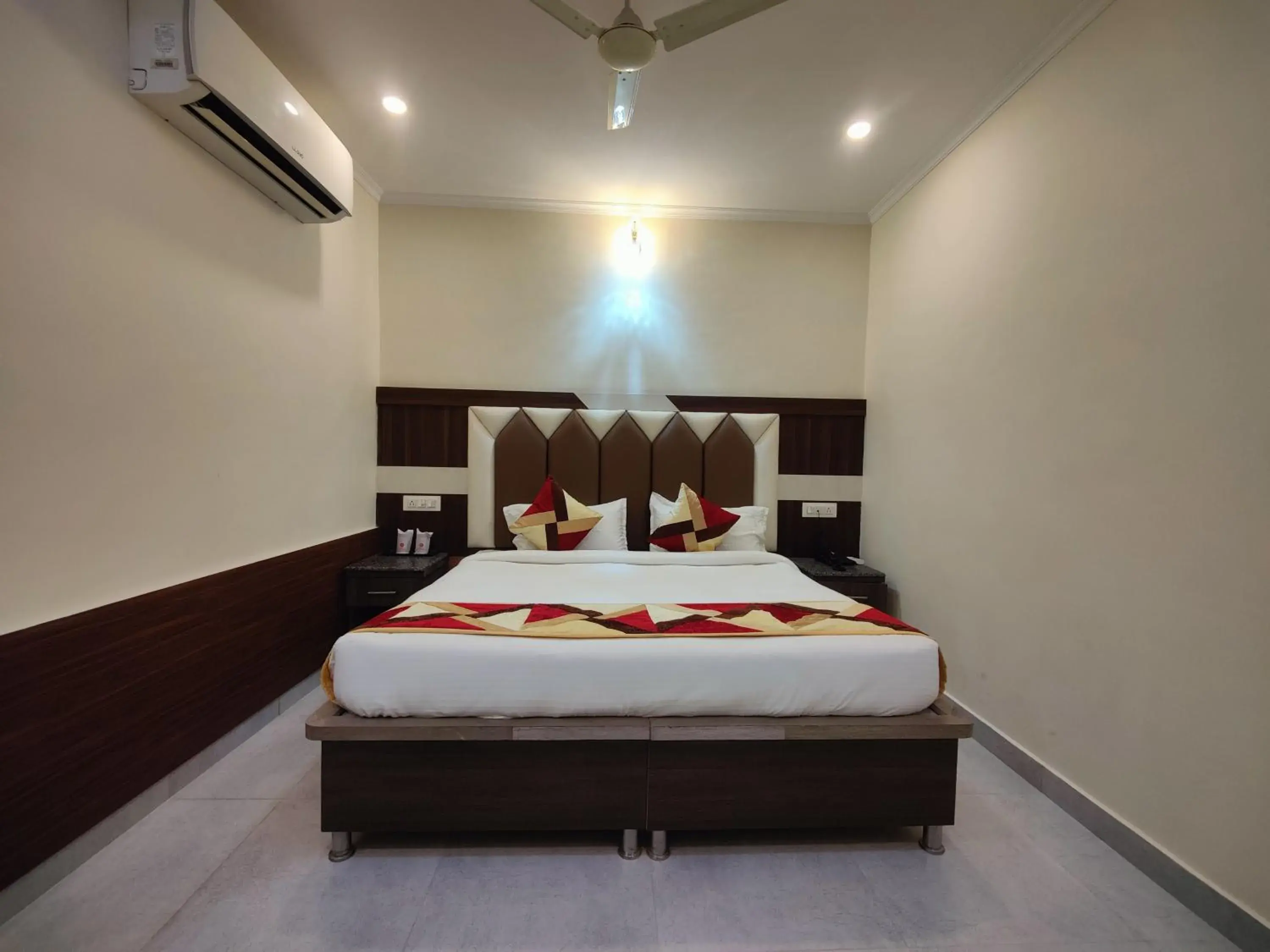 Bedroom in Hotel Mandi Heights - Bar, Fine Dining & Banquet Hall Bedroom in Hotel Mandi Heights - Bar, Fine Dining & Banquet Hall